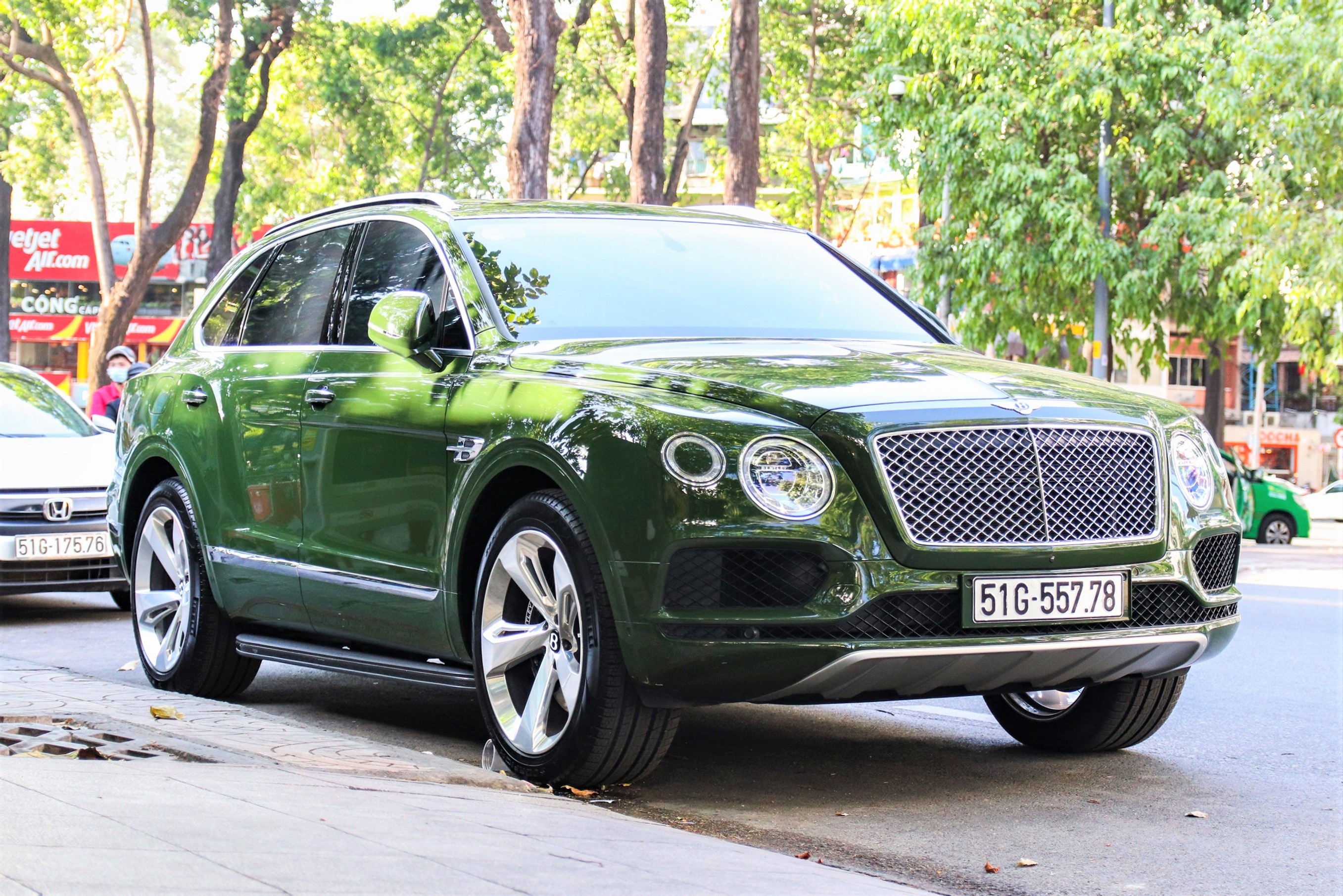 SUV sieu sang Bentley Bentayga mau xanh la doc nhat Viet Nam tai xuat hinh anh