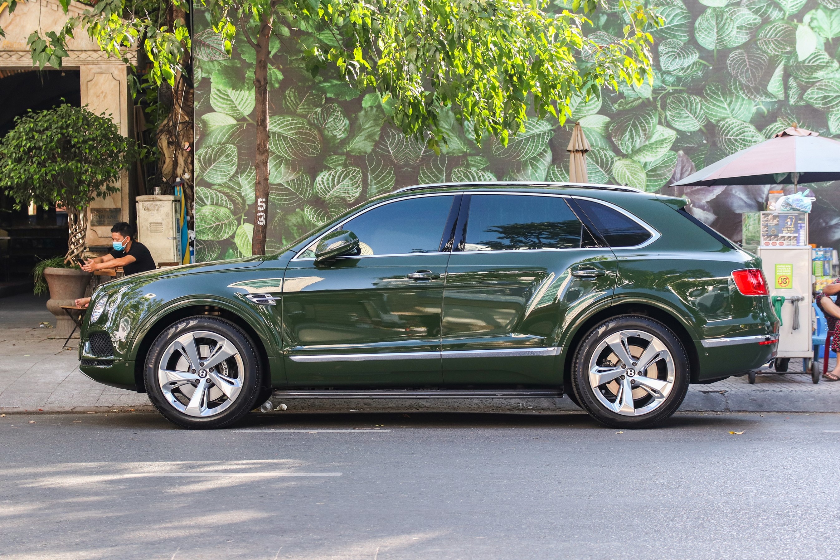 Bentley Bentayga màu xanh lá độc nhất VN ảnh 4 Bentley Bentayga mau xanh la doc nhat VN anh 4