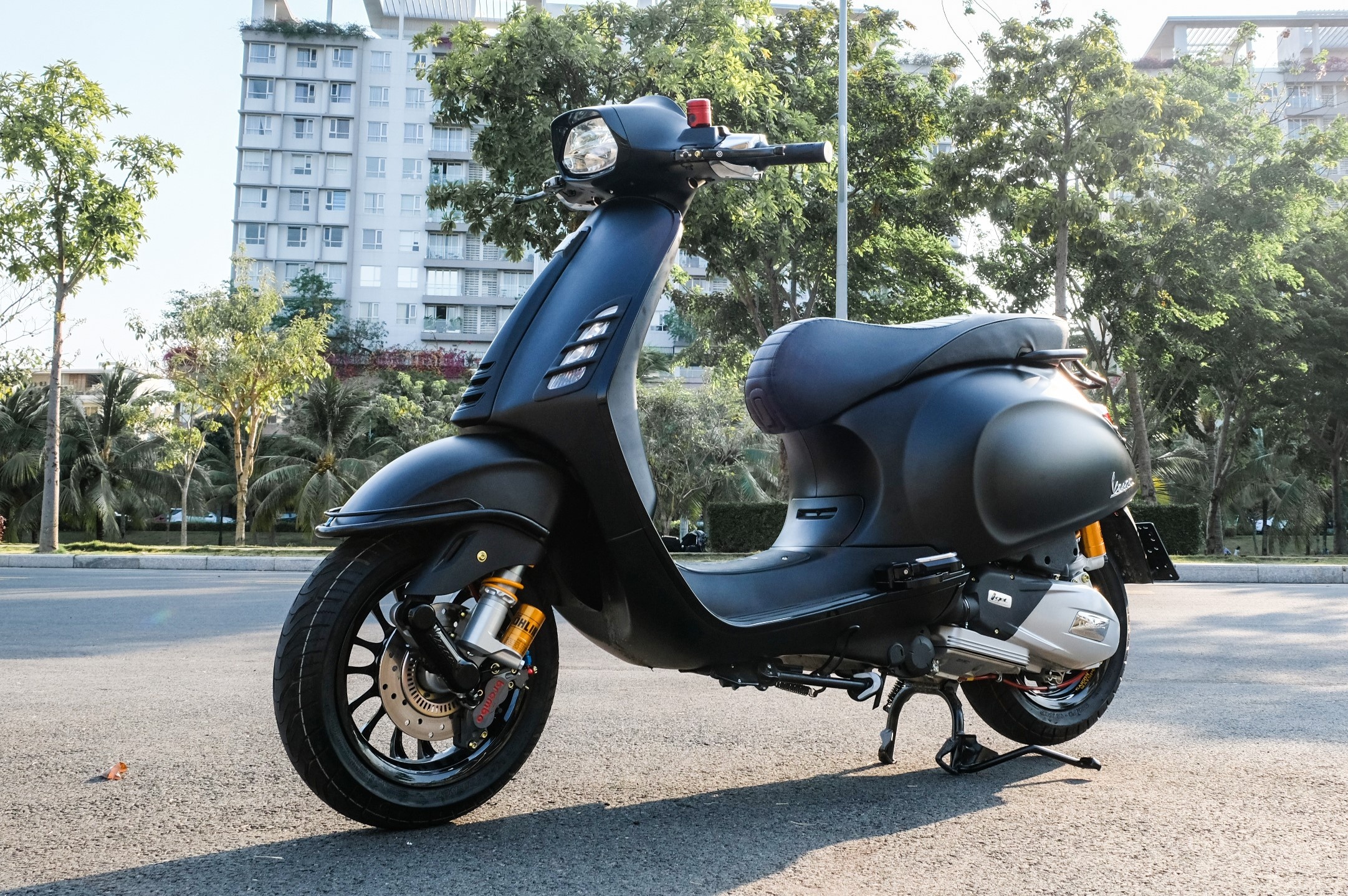 Vespa Sprint phien ban bong dem voi goi do hon 110 trieu tai TP.HCM hinh anh