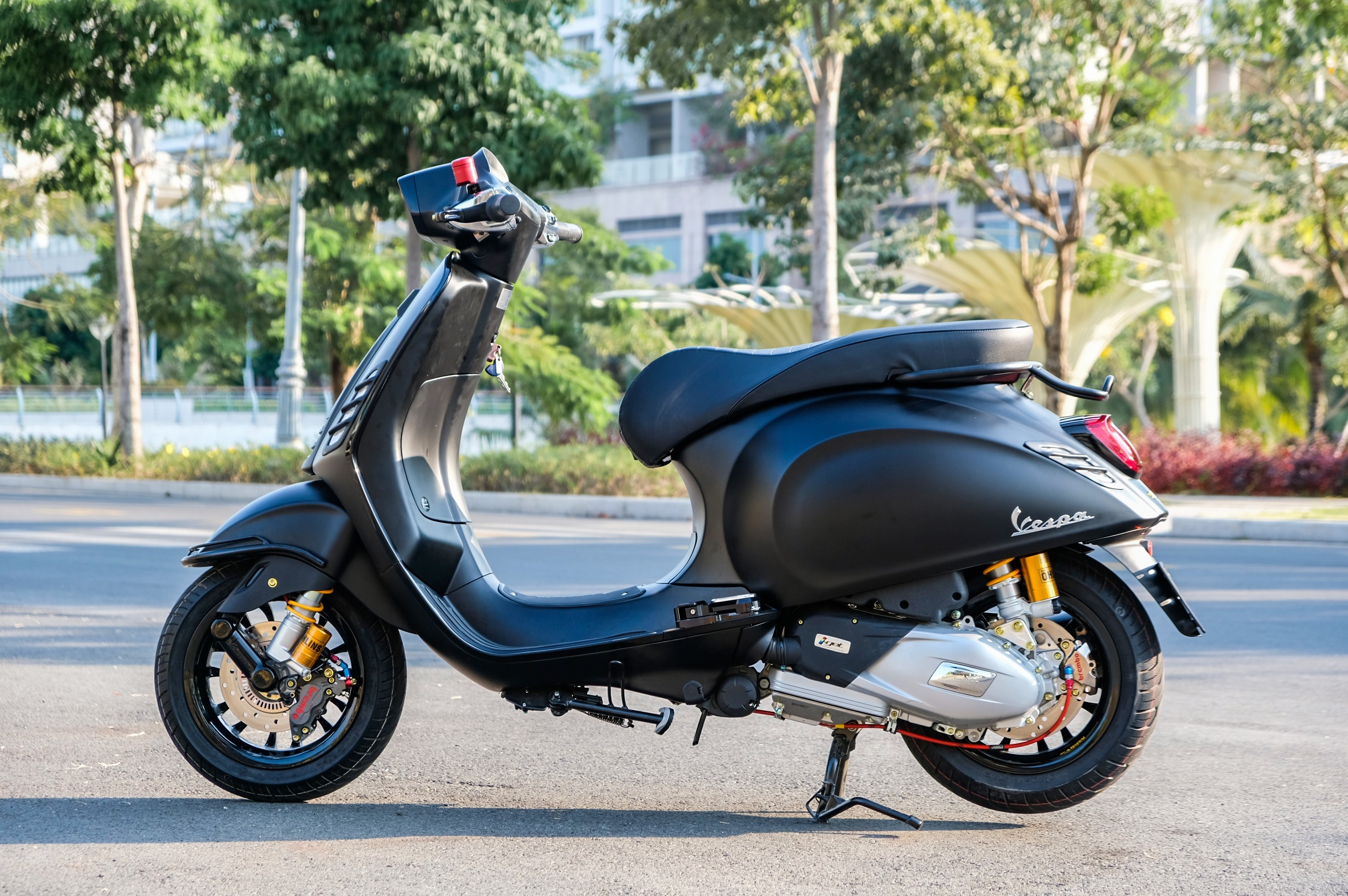 Vespa Sprint Notte do 100 trieu anh 2