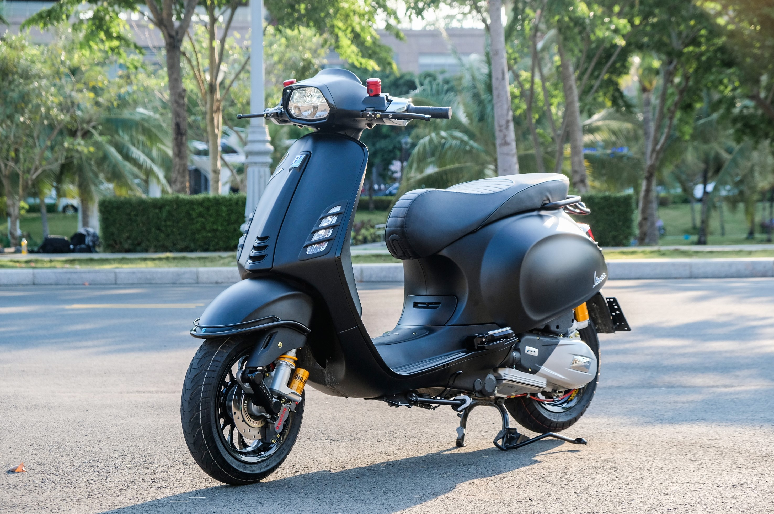 Vespa Sprint Notte do 100 trieu anh 1