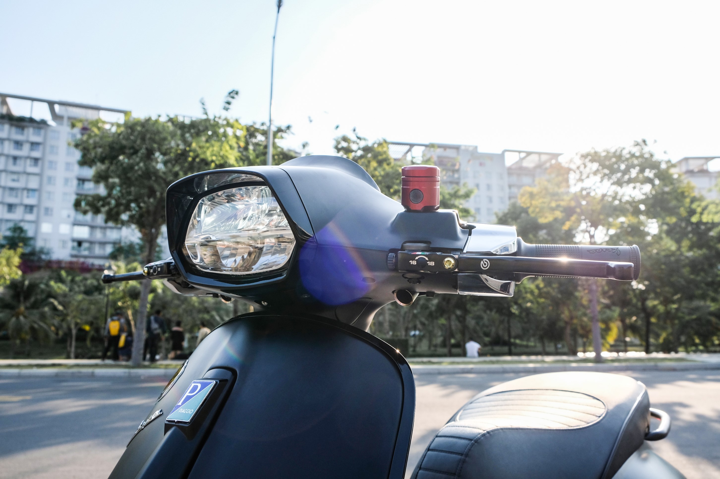 Vespa Sprint Notte do 100 trieu anh 4