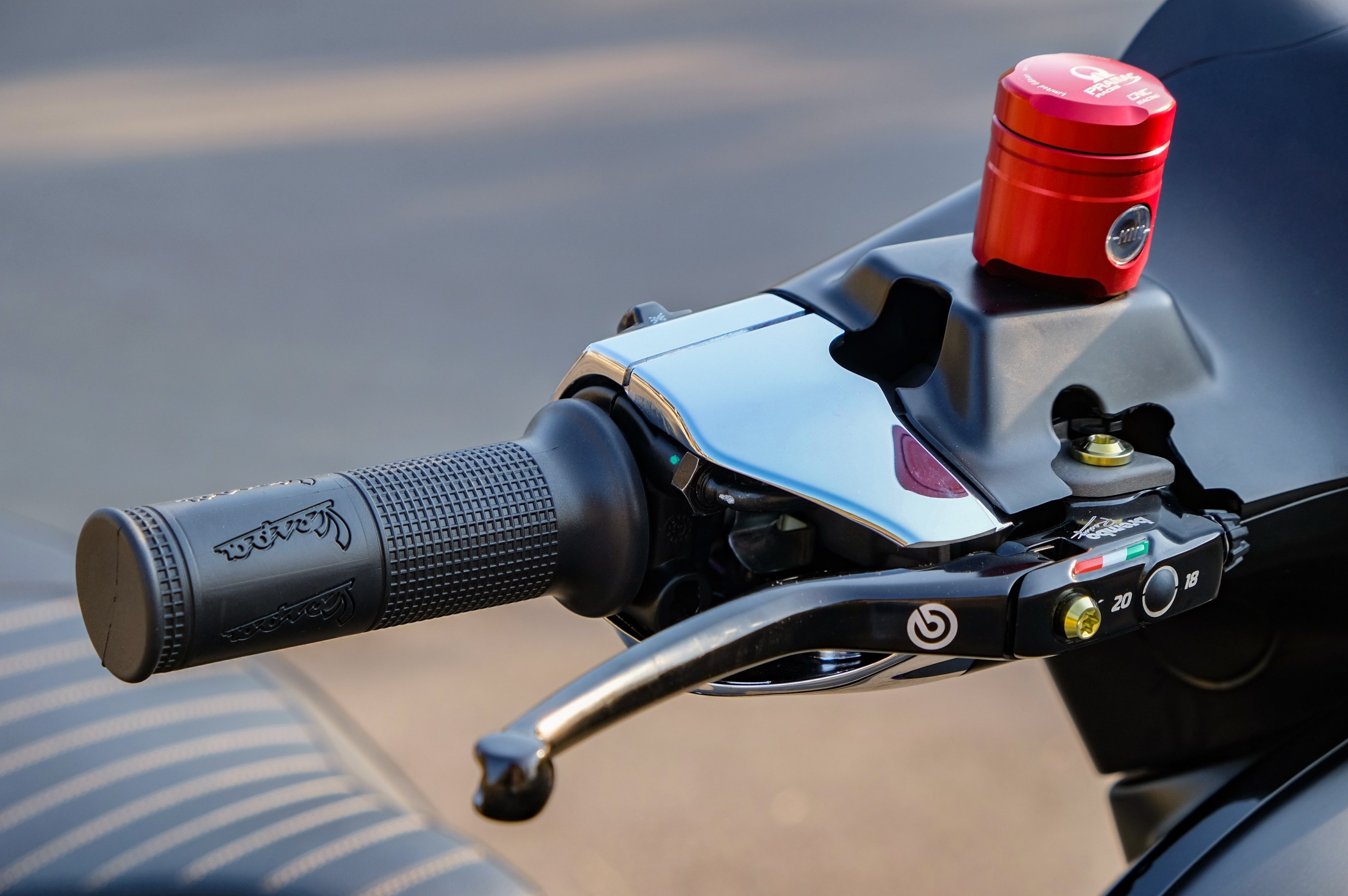 Vespa Sprint Notte độ 100 triệu ảnh 5 Vespa Sprint Notte do 100 trieu anh 5