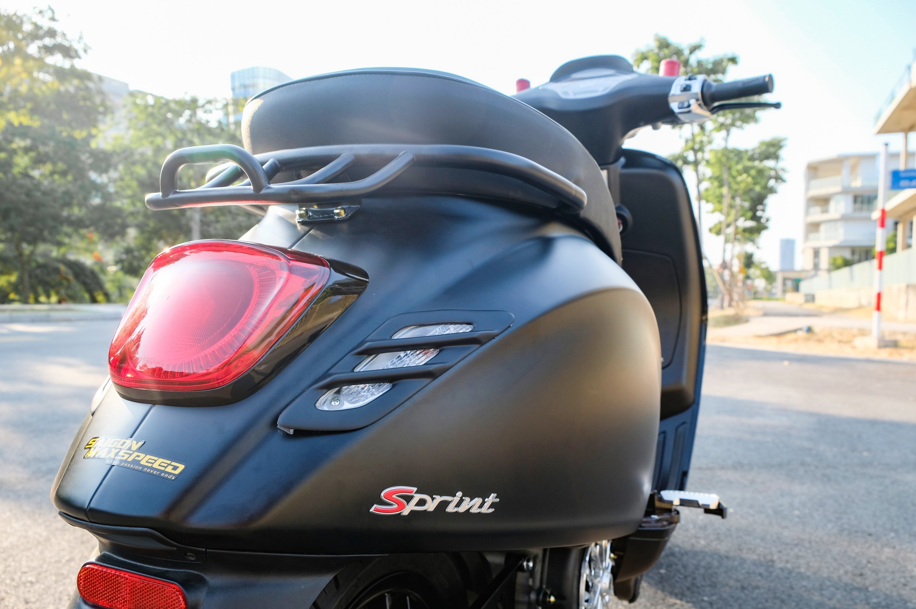 Vespa Sprint Notte do 100 trieu anh 12