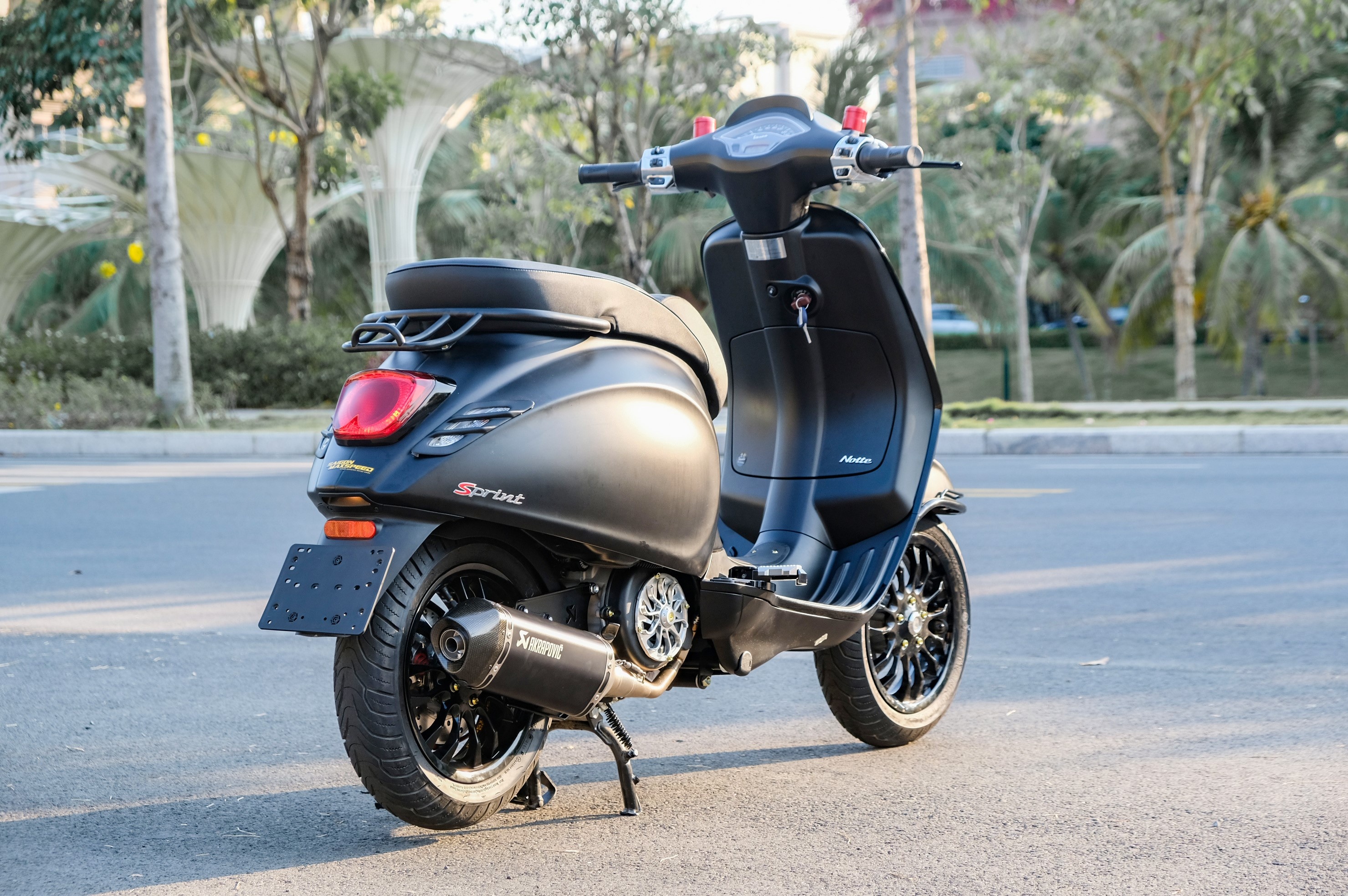 Vespa Sprint Notte do 100 trieu anh 3