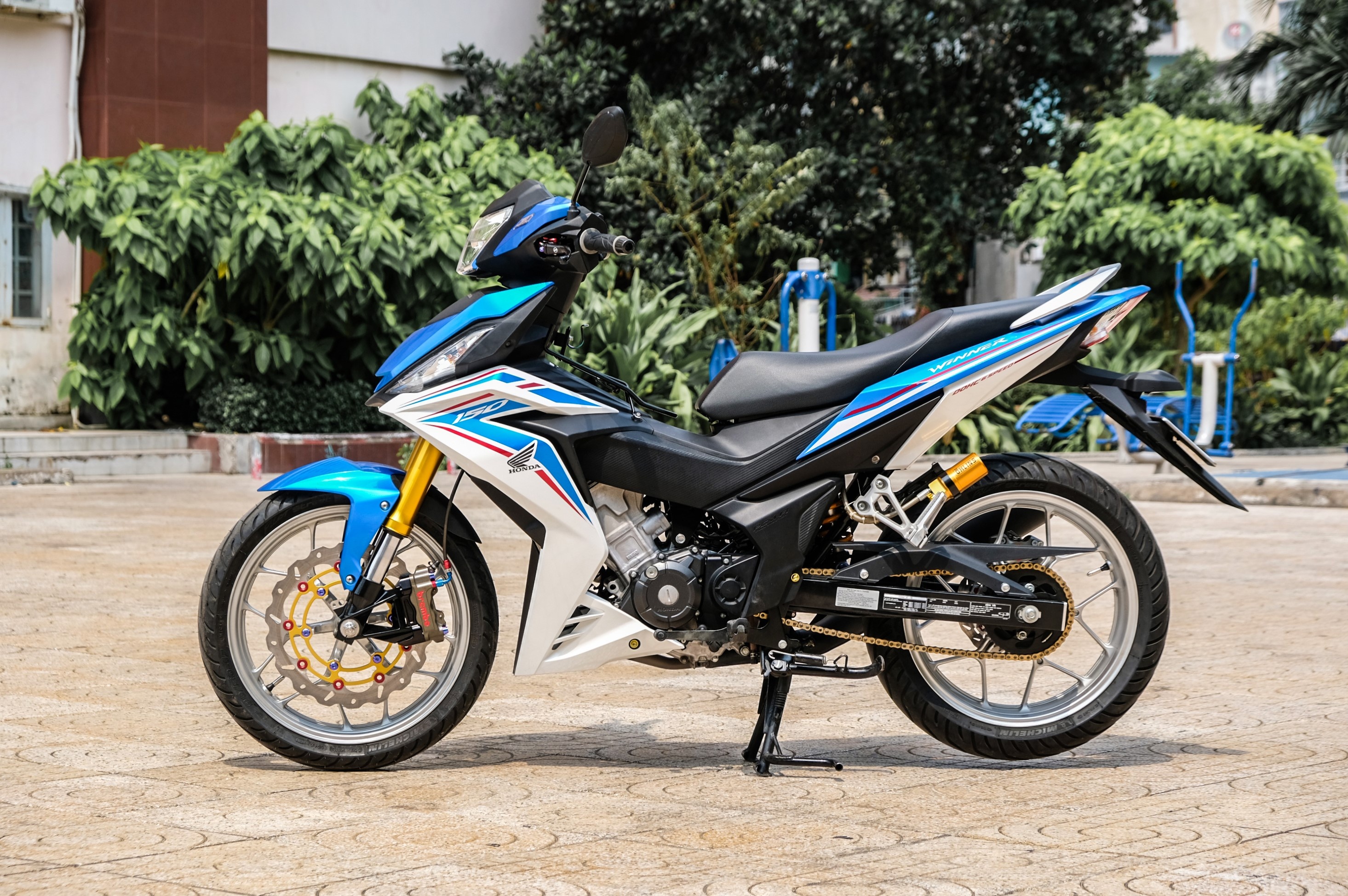 Honda Winner do giam xoc BMW anh 10