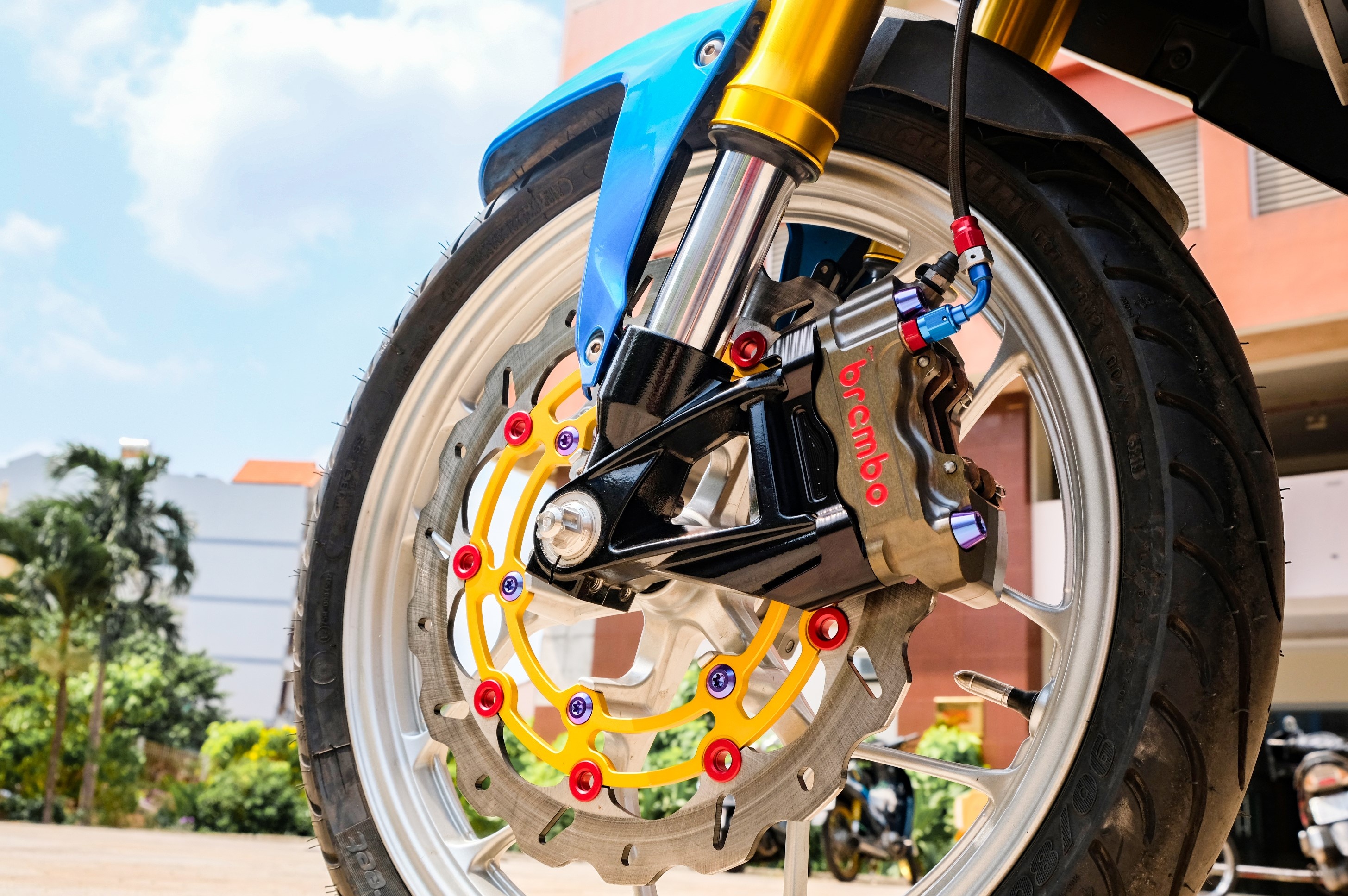 Honda Winner do giam xoc BMW anh 4