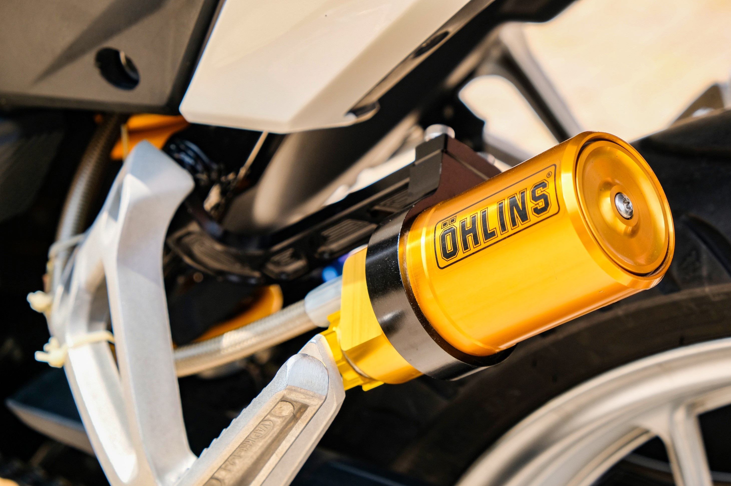 Honda Winner do giam xoc BMW anh 7