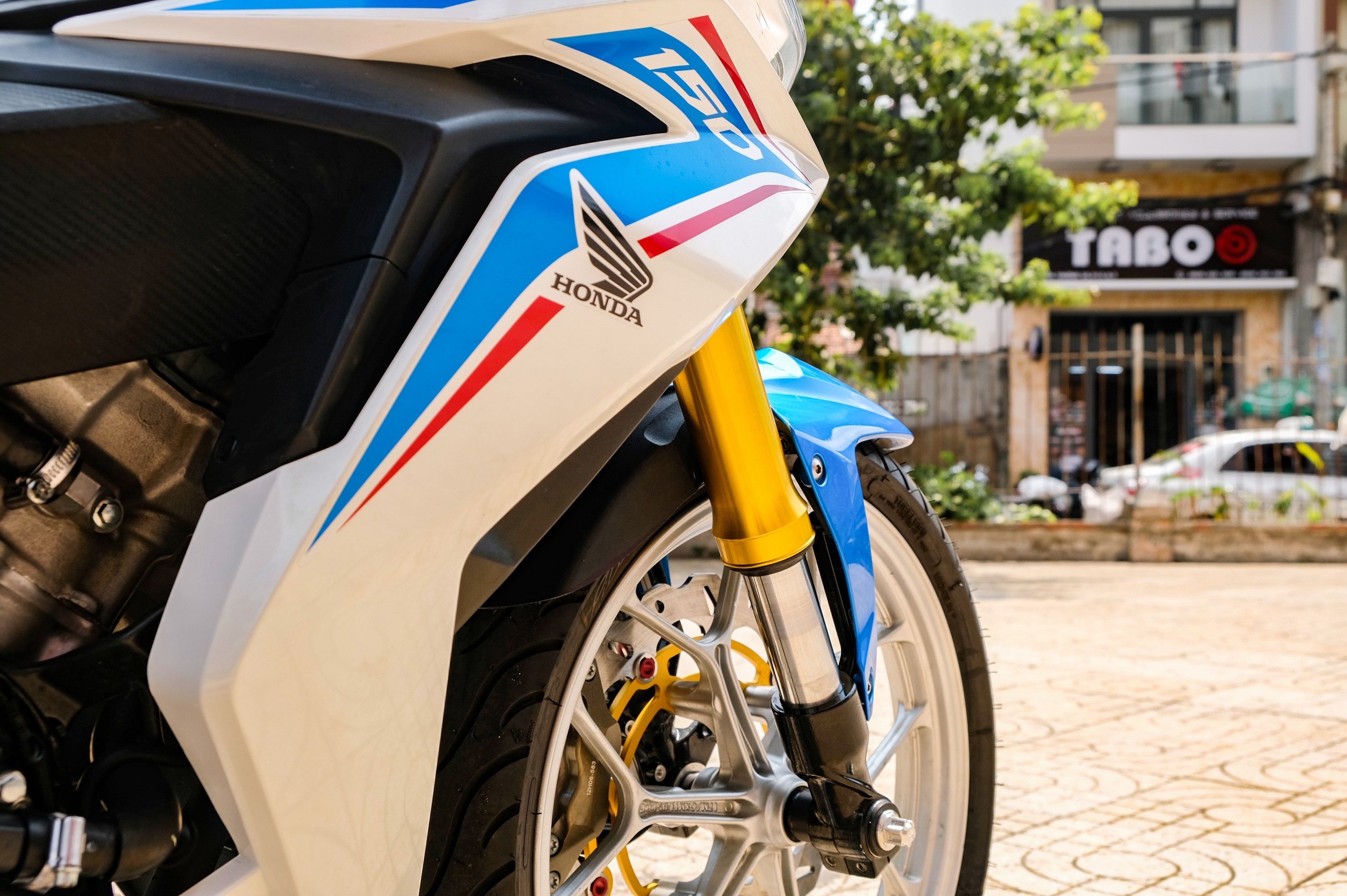 Honda Winner do giam xoc BMW anh 3