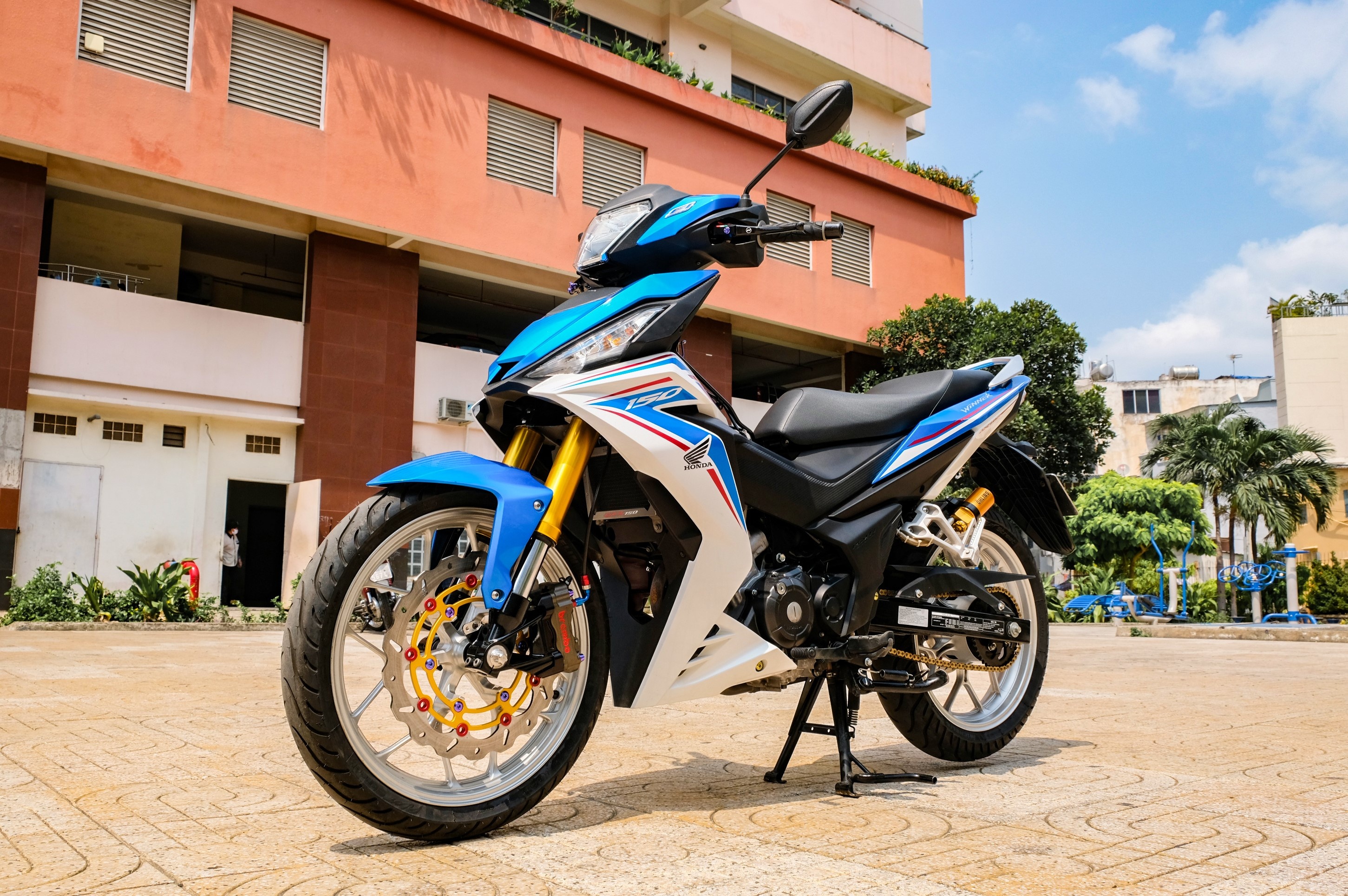 Honda Winner do giam xoc BMW anh 11