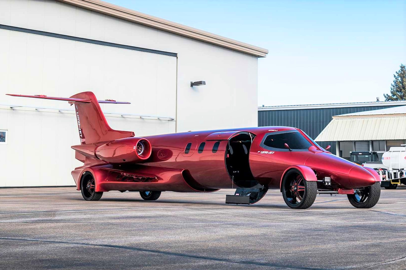 Limousine trong than xac may bay gia hon 1 trieu USD hinh anh