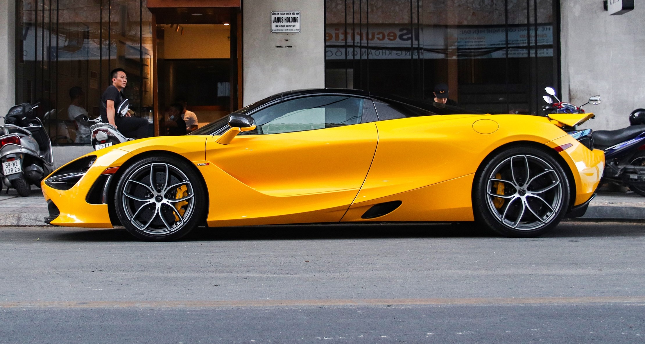 McLaren 720S Spider tai TP.HCM anh 2