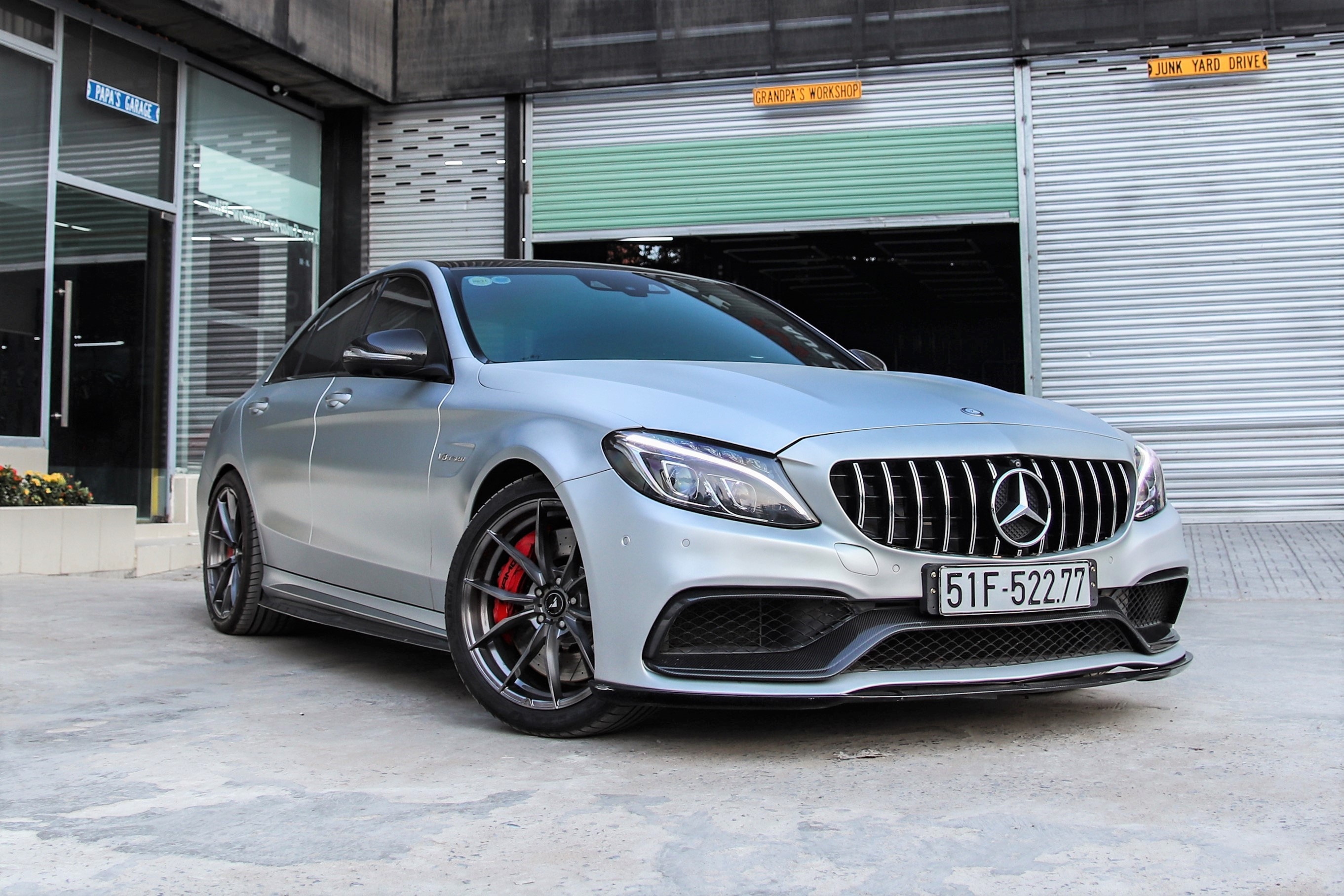 Mercedes-AMG C 63 S tung cua Cuong Do La tai xuat voi dien mao moi hinh anh