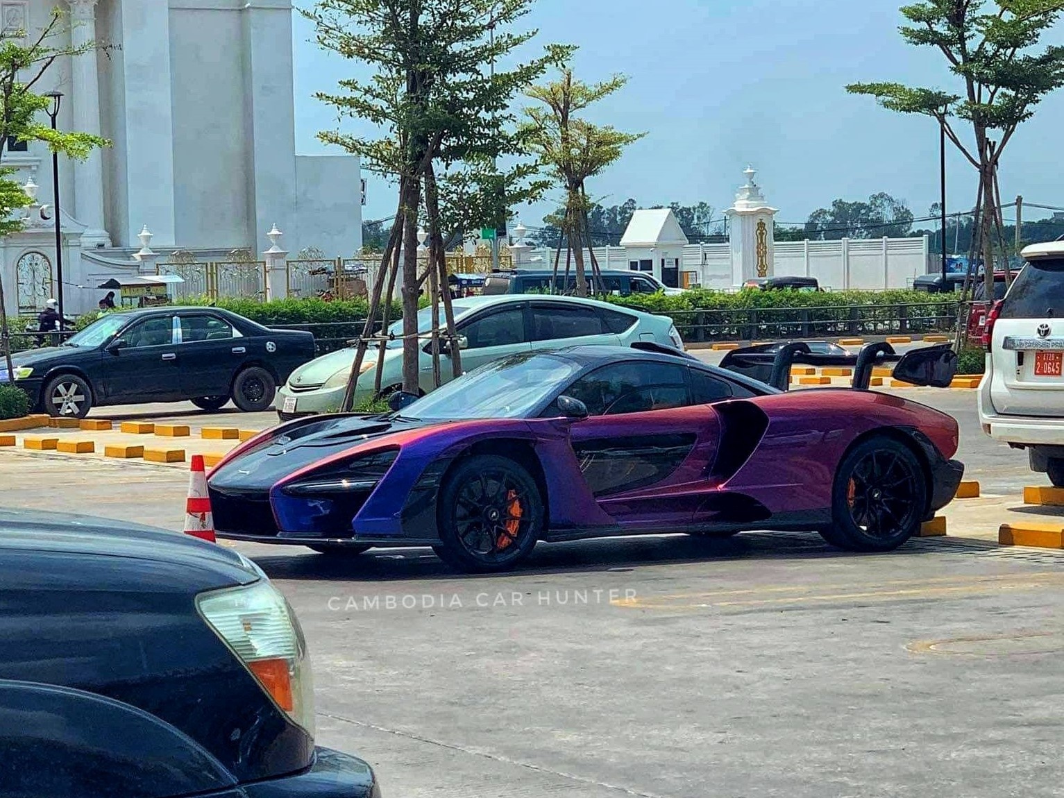McLaren Senna cap ben Campuchia anh 1