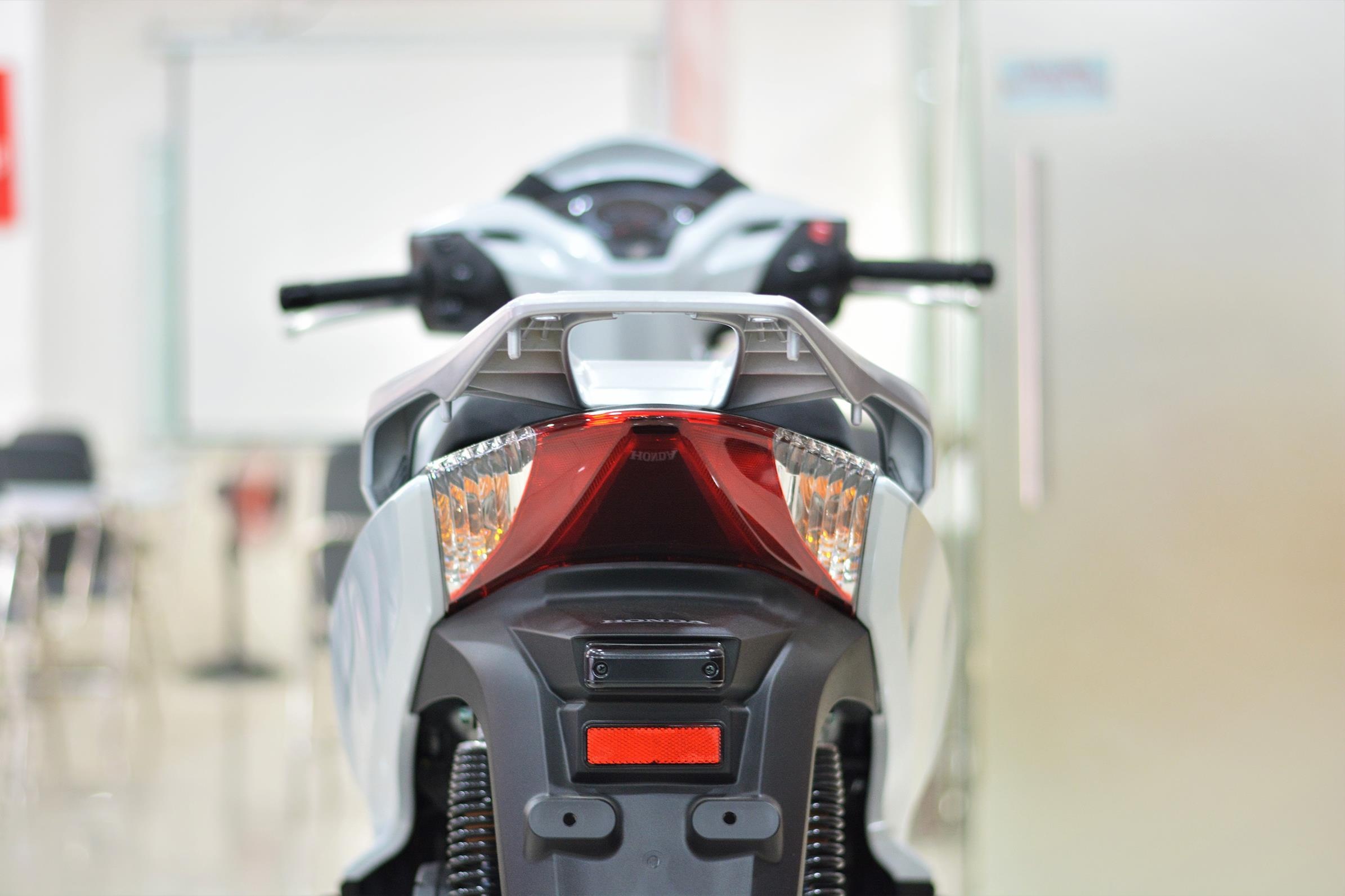 So sánh Forza 300 và SH 300i ảnh 10 So sanh Forza 300 va SH 300i anh 10