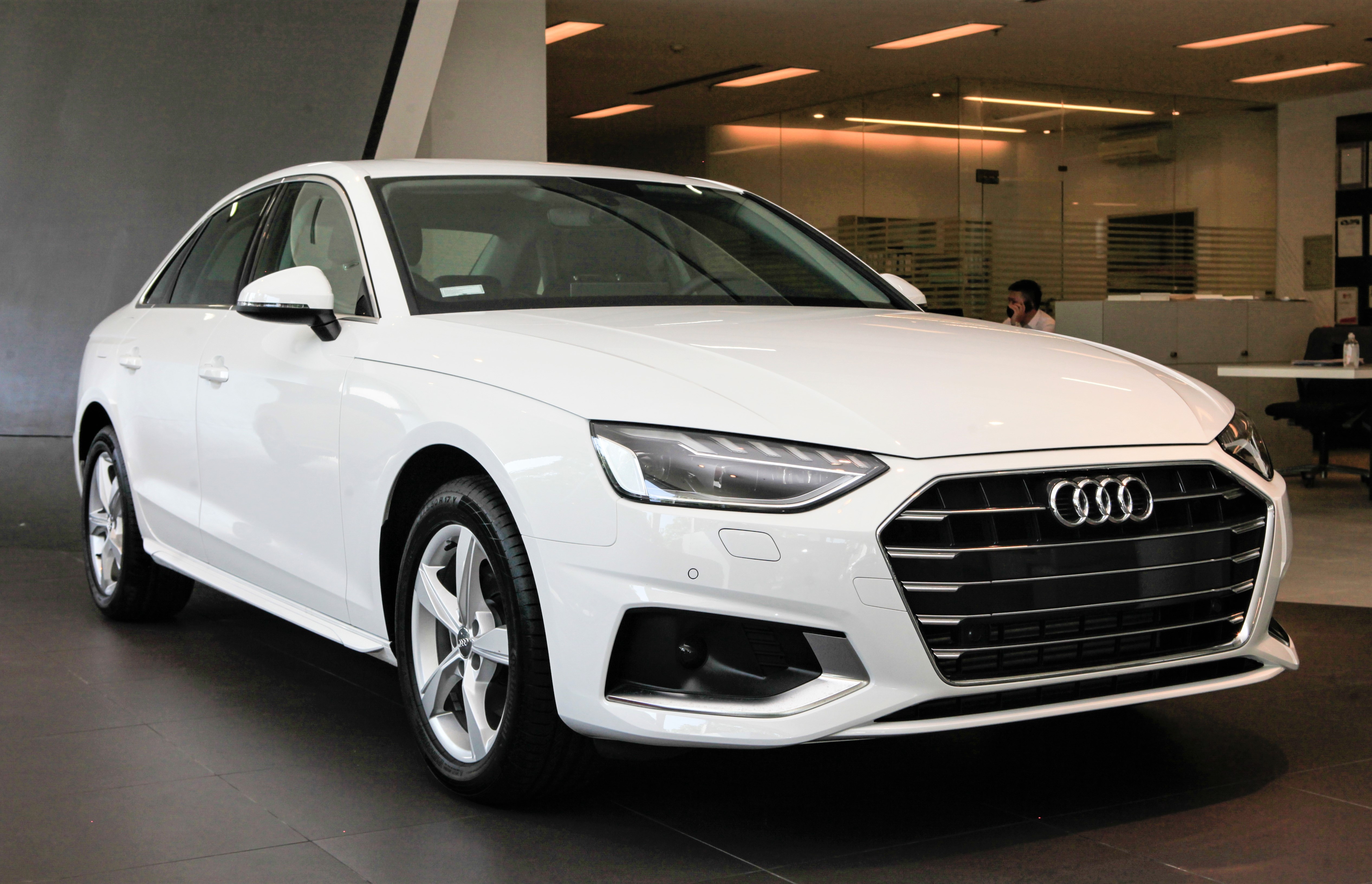 Chi tiet Audi A4 2020 tai VN, doi thu Mercedes C-Class va BMW 3-Series hinh anh