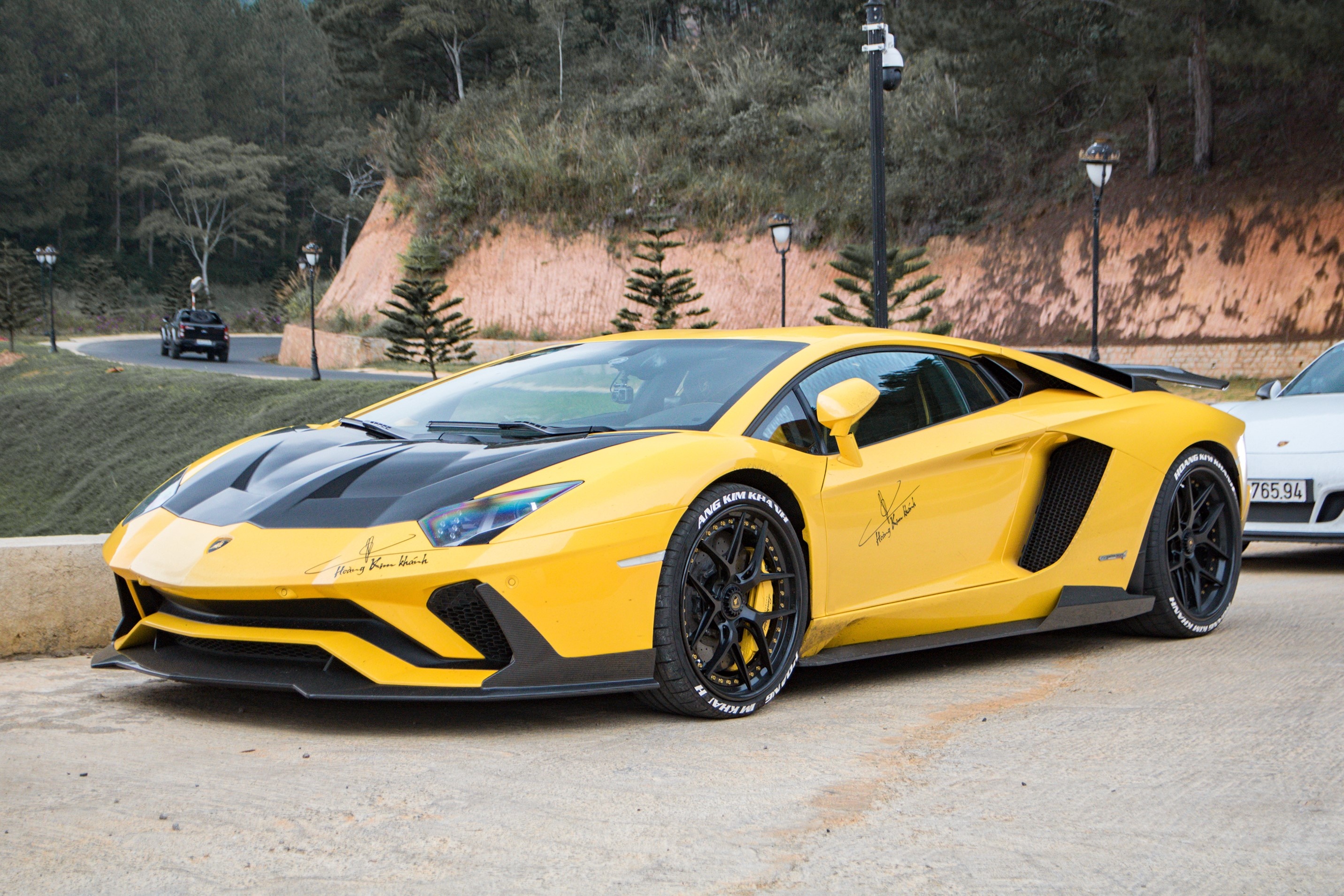 Lamborghini Aventador S doc nhat VN lot xac voi goi do 70.000 USD hinh anh