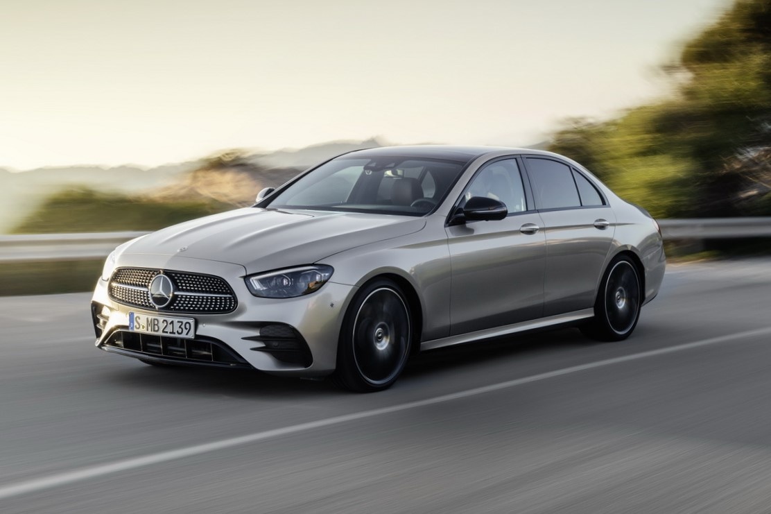 Mercedes E-Class 2021 se nhac nguoi lai khong roi tay khoi vo lang hinh anh