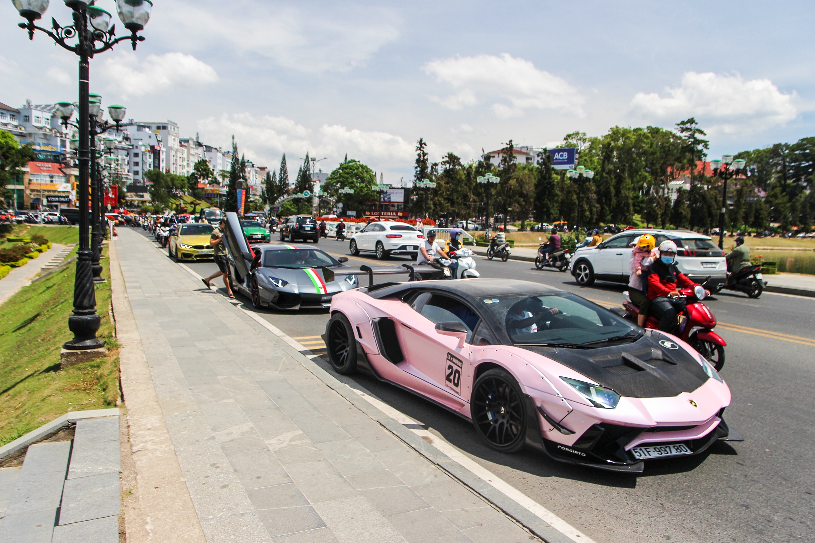 4 chiec Lamborghini Aventador do khung anh 1