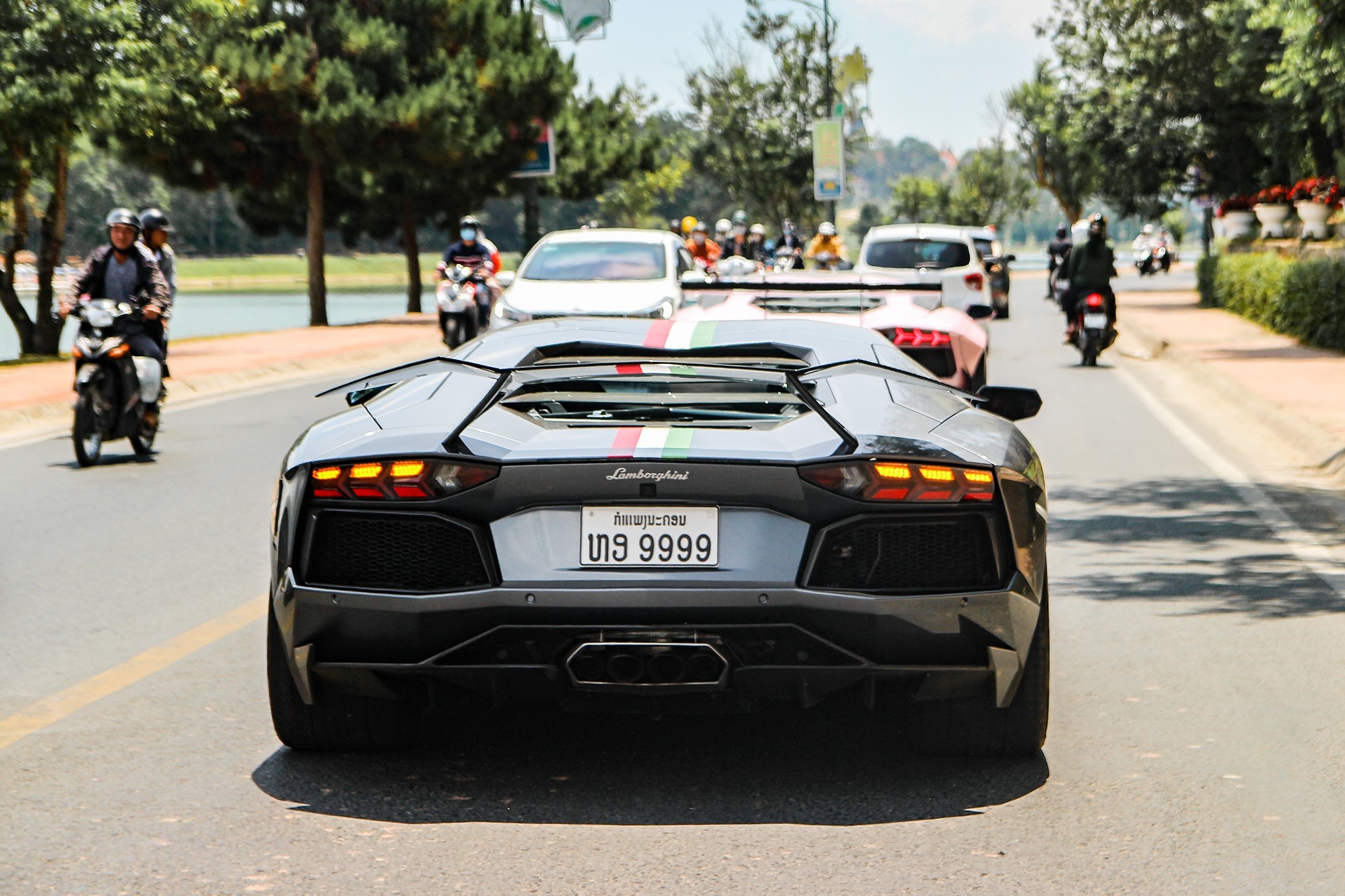 4 chiec Lamborghini Aventador do khung anh 4