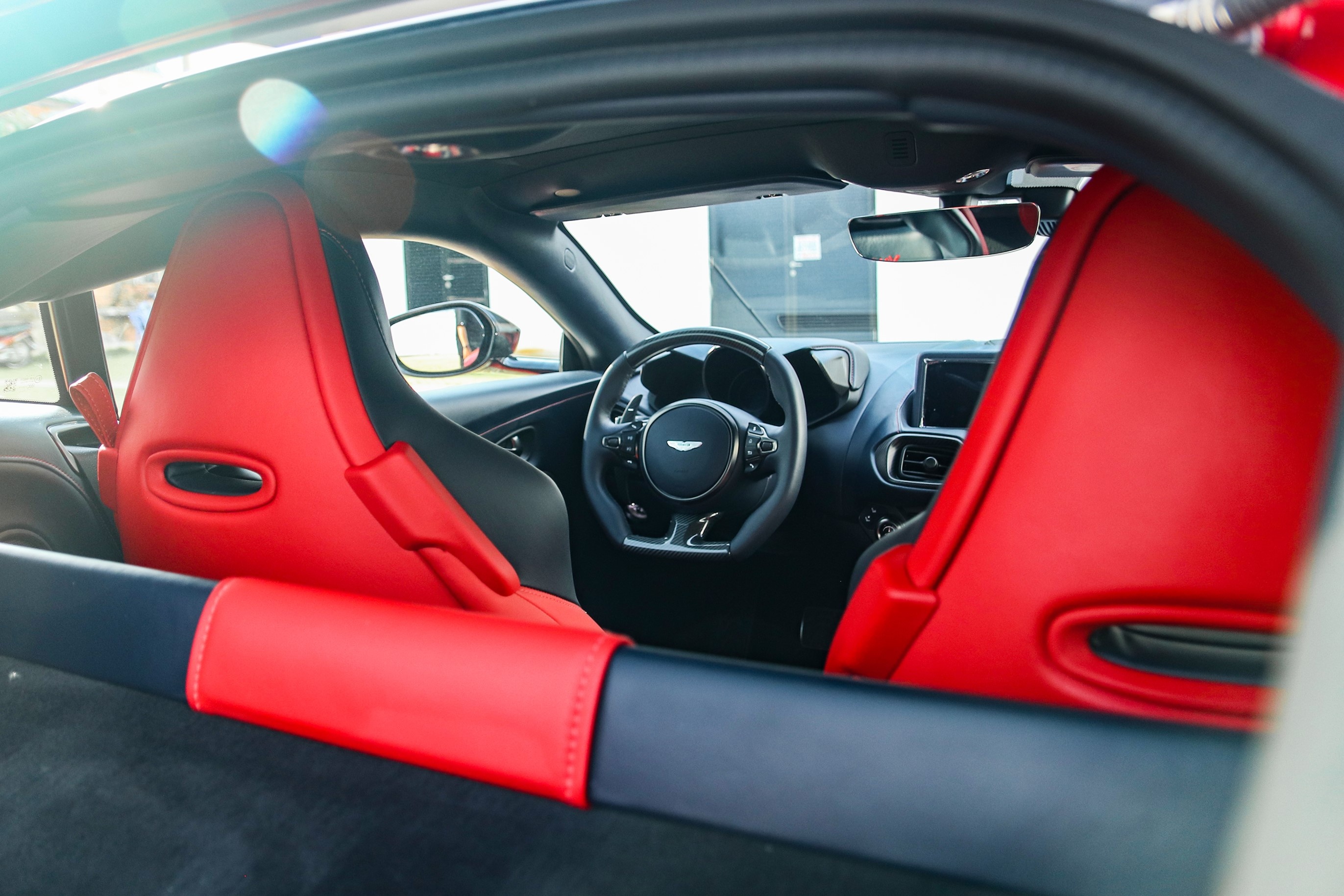 Aston Martin Vantage voi bo kit xe dua anh 10