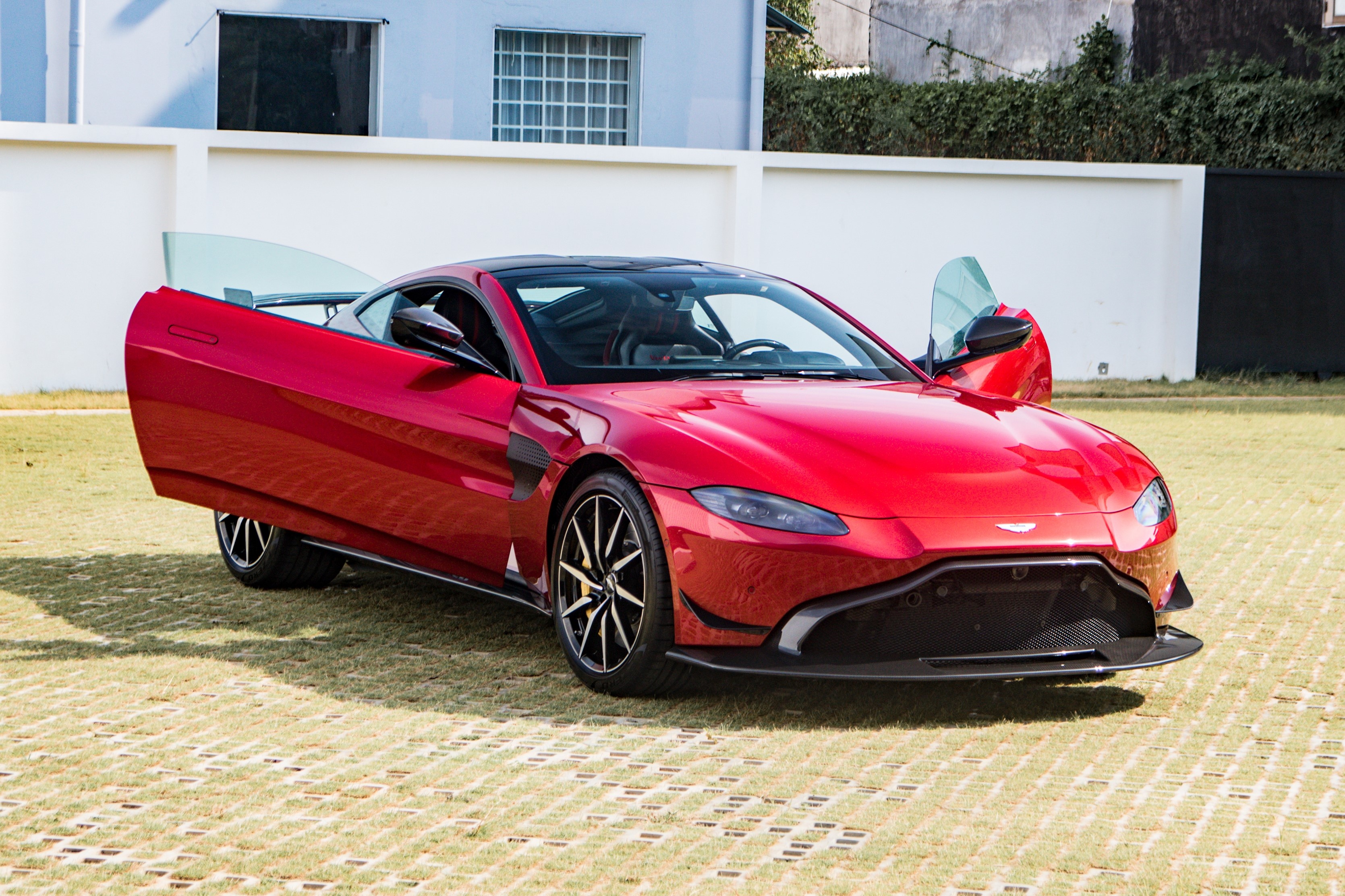 Aston Martin Vantage voi bo kit xe dua anh 12