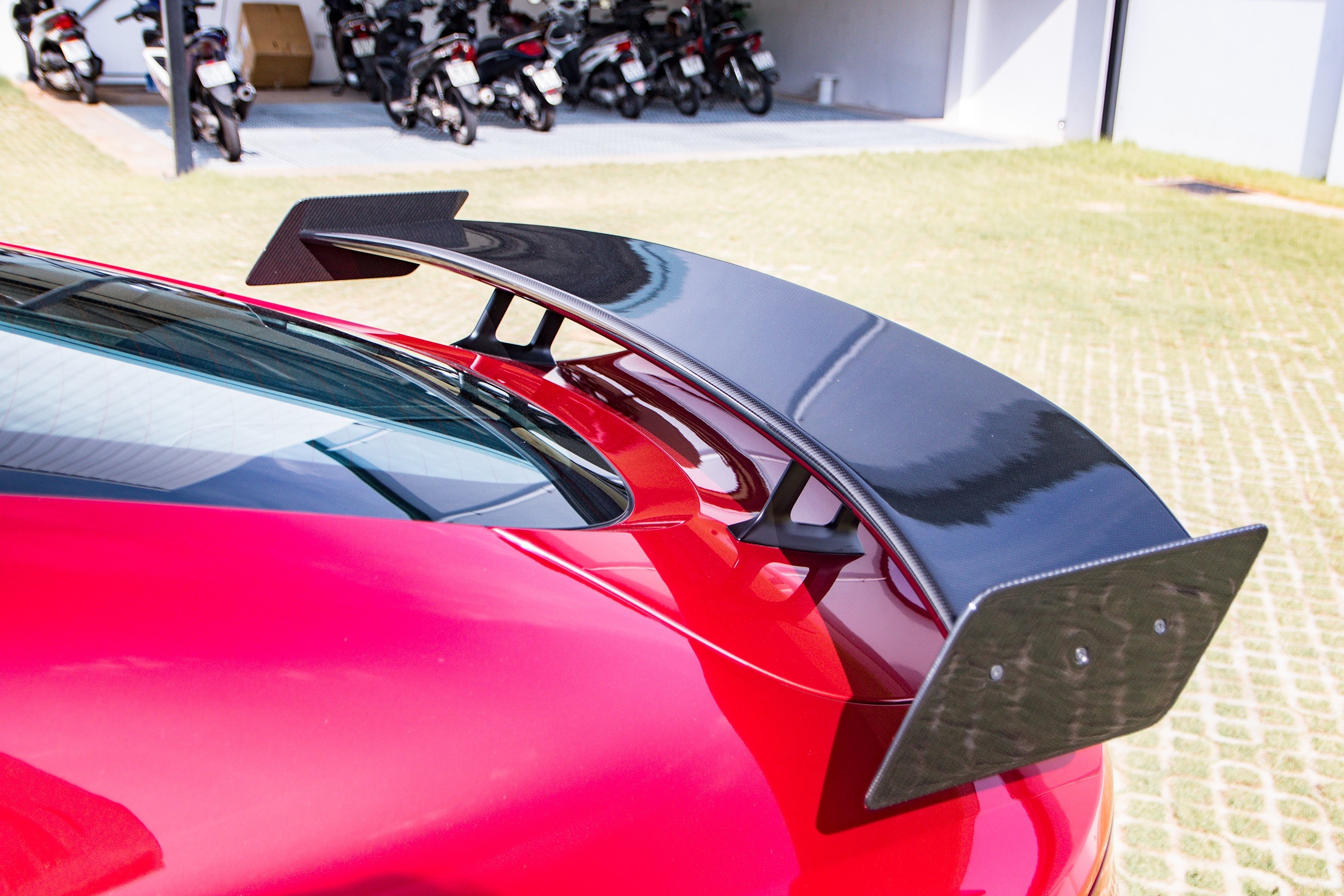 Aston Martin Vantage voi bo kit xe dua anh 4