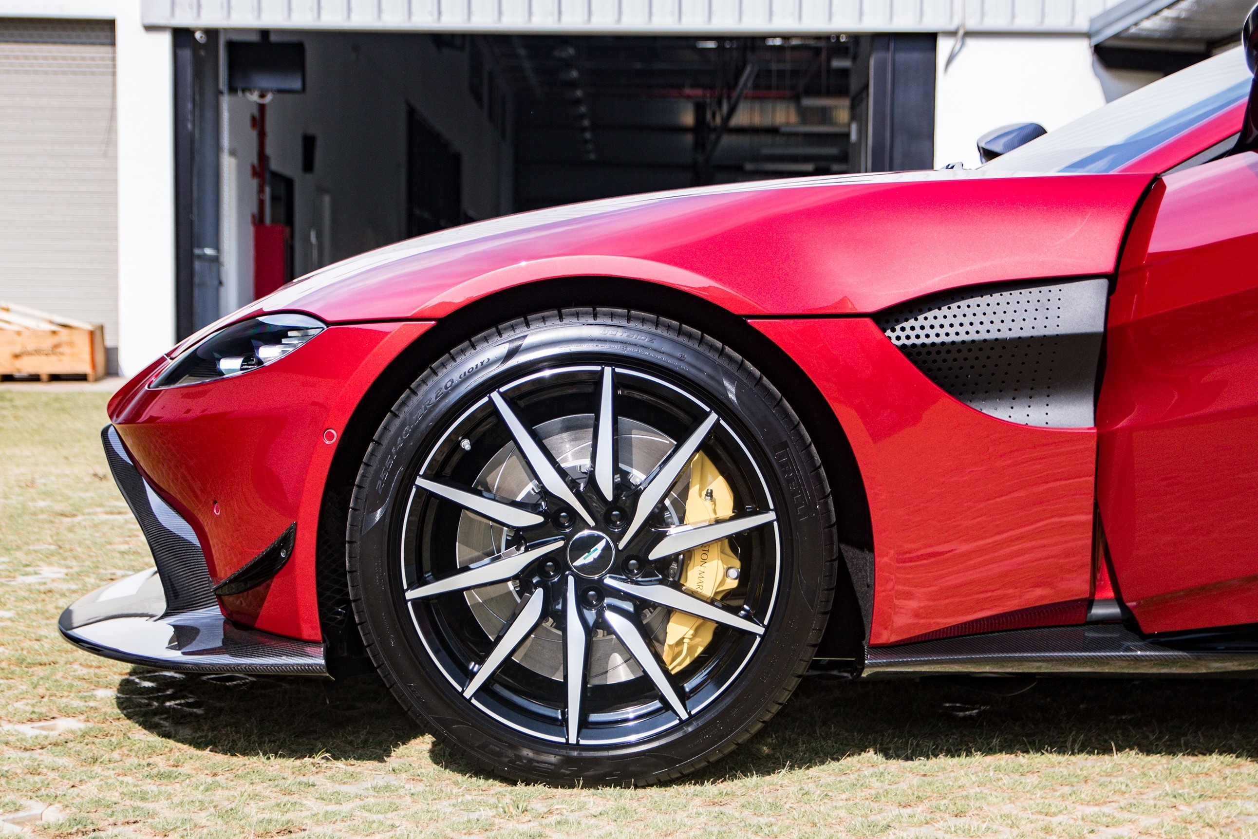 Aston Martin Vantage voi bo kit xe dua anh 8