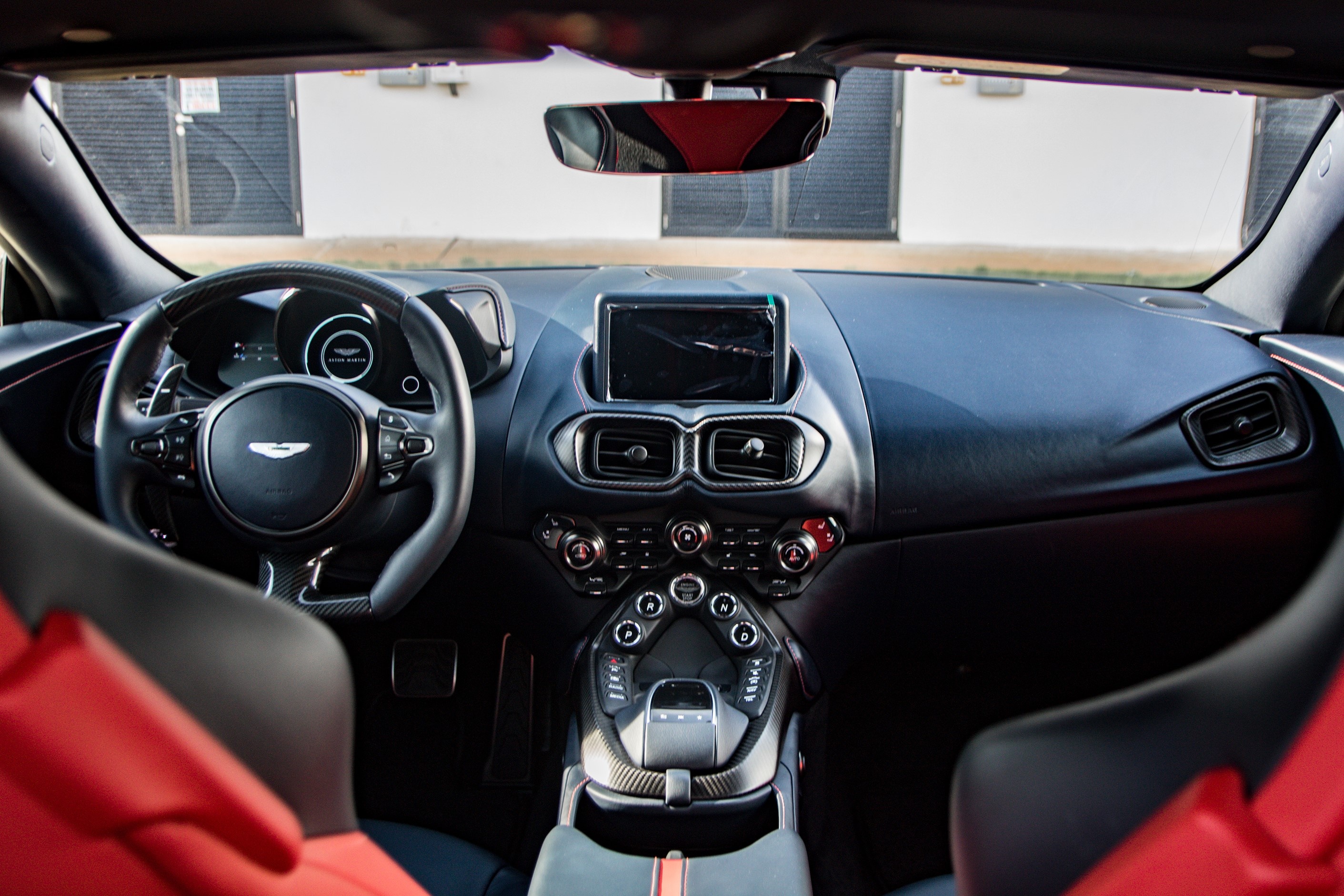 Aston Martin Vantage voi bo kit xe dua anh 11