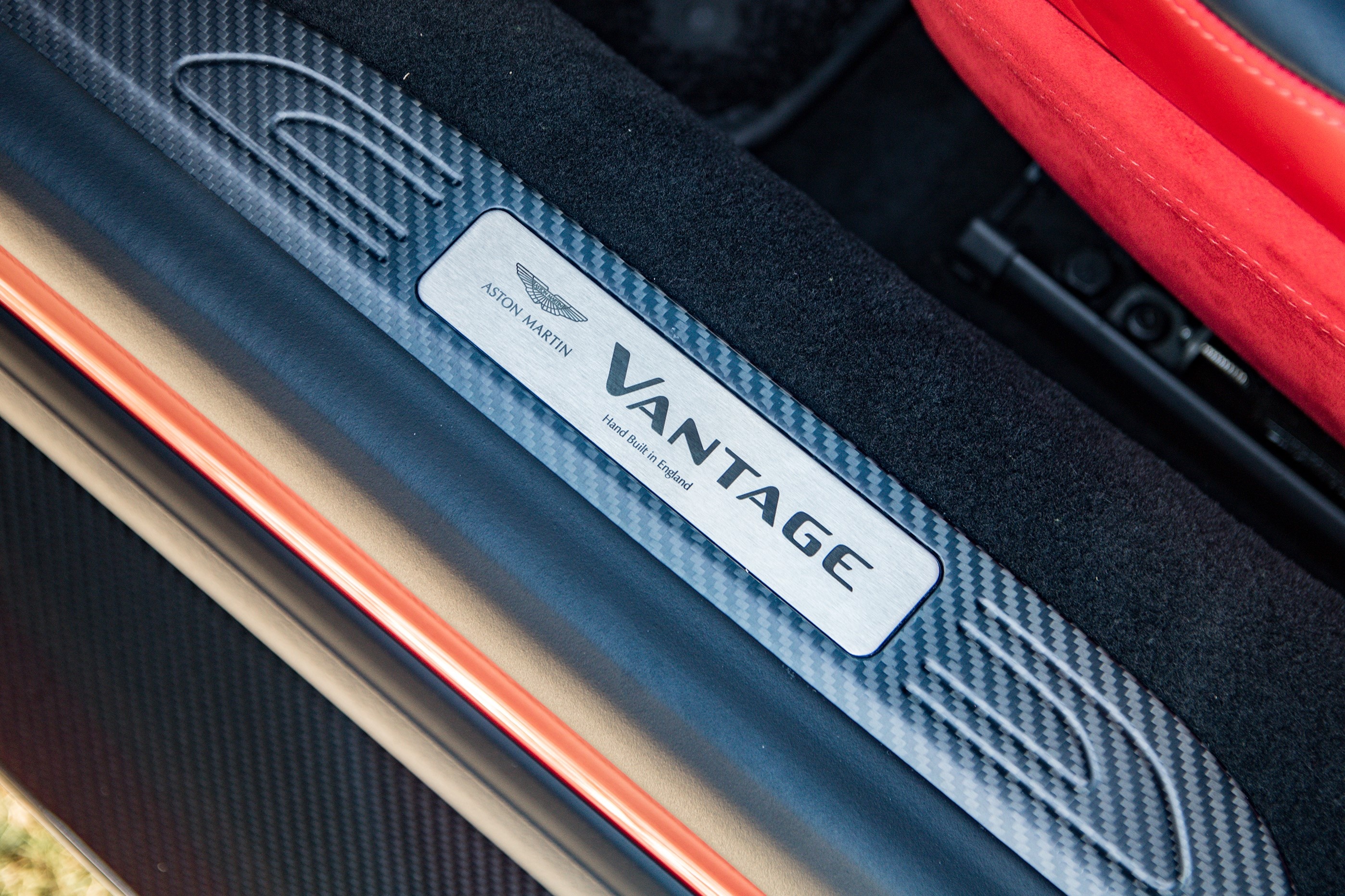 Aston Martin Vantage voi bo kit xe dua anh 7