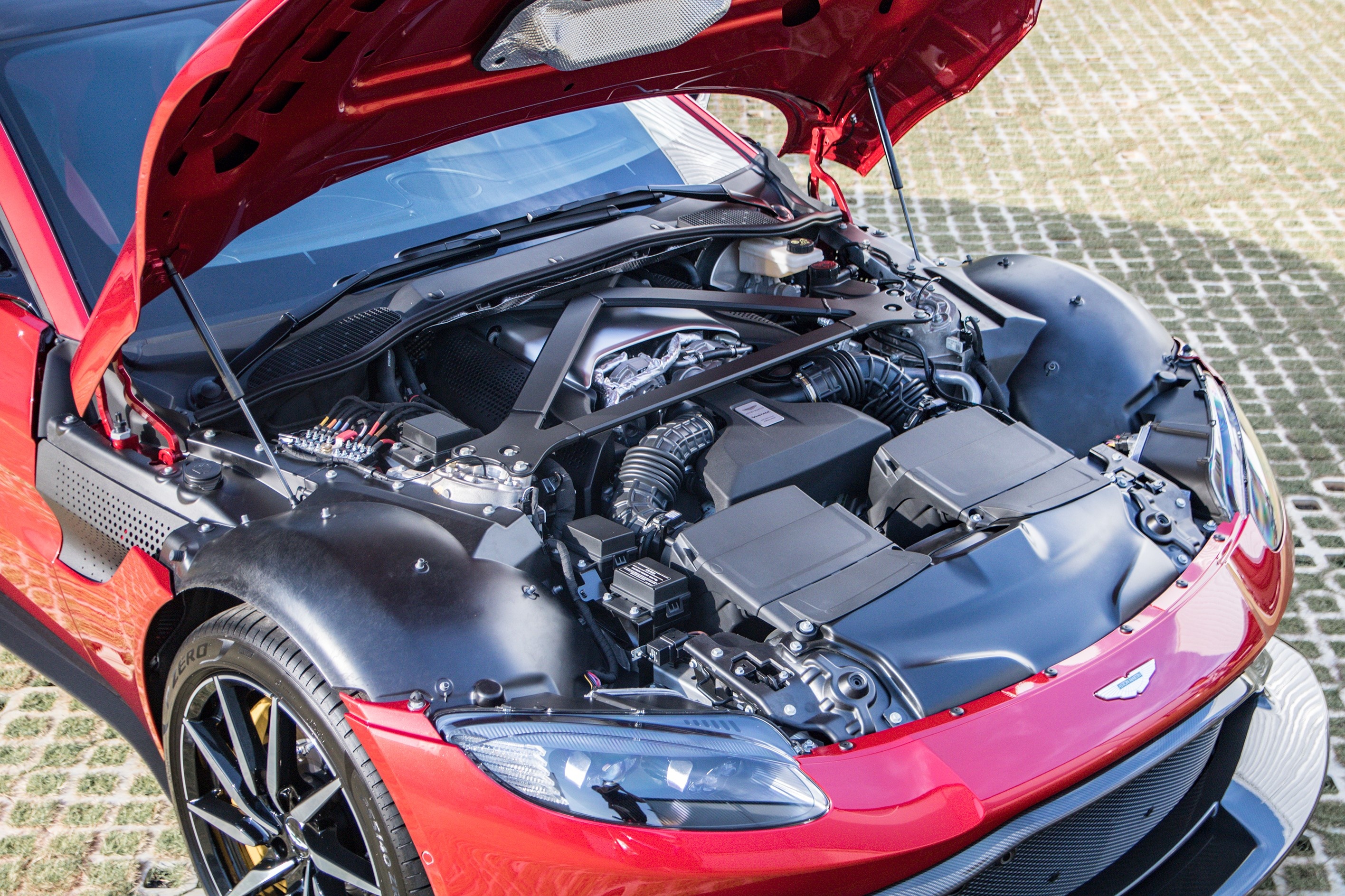 Aston Martin Vantage voi bo kit xe dua anh 6