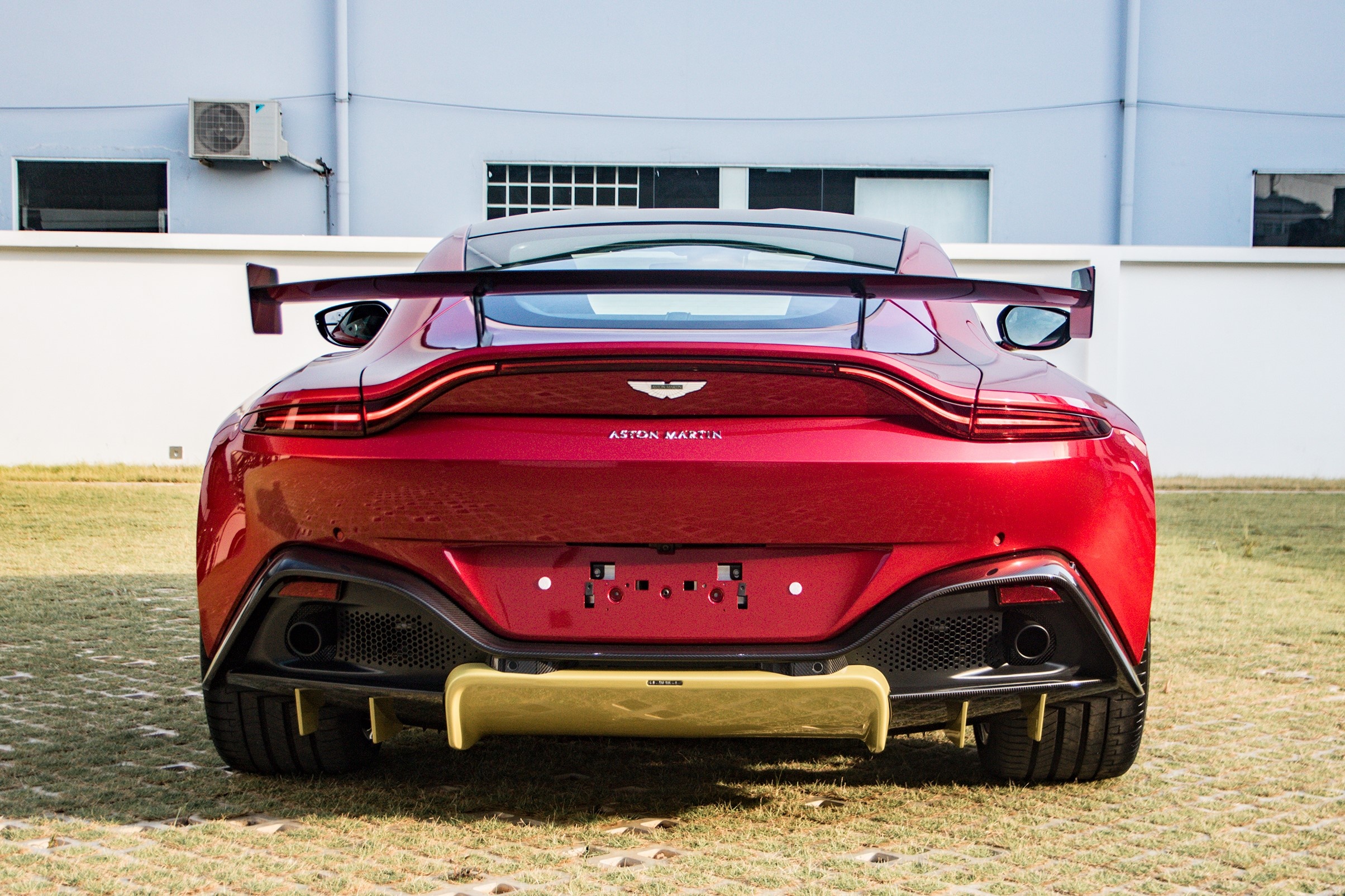 Aston Martin Vantage voi bo kit xe dua anh 3