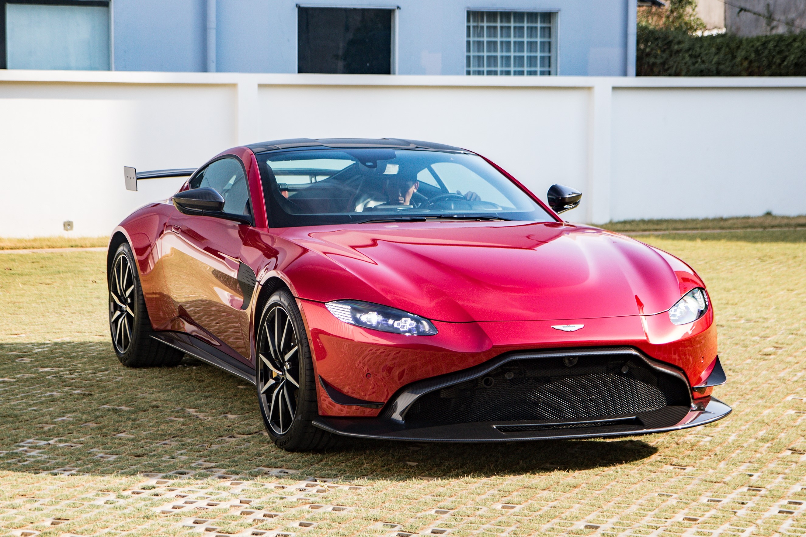 Aston Martin Vantage voi bo kit xe dua tai Viet Nam hinh anh