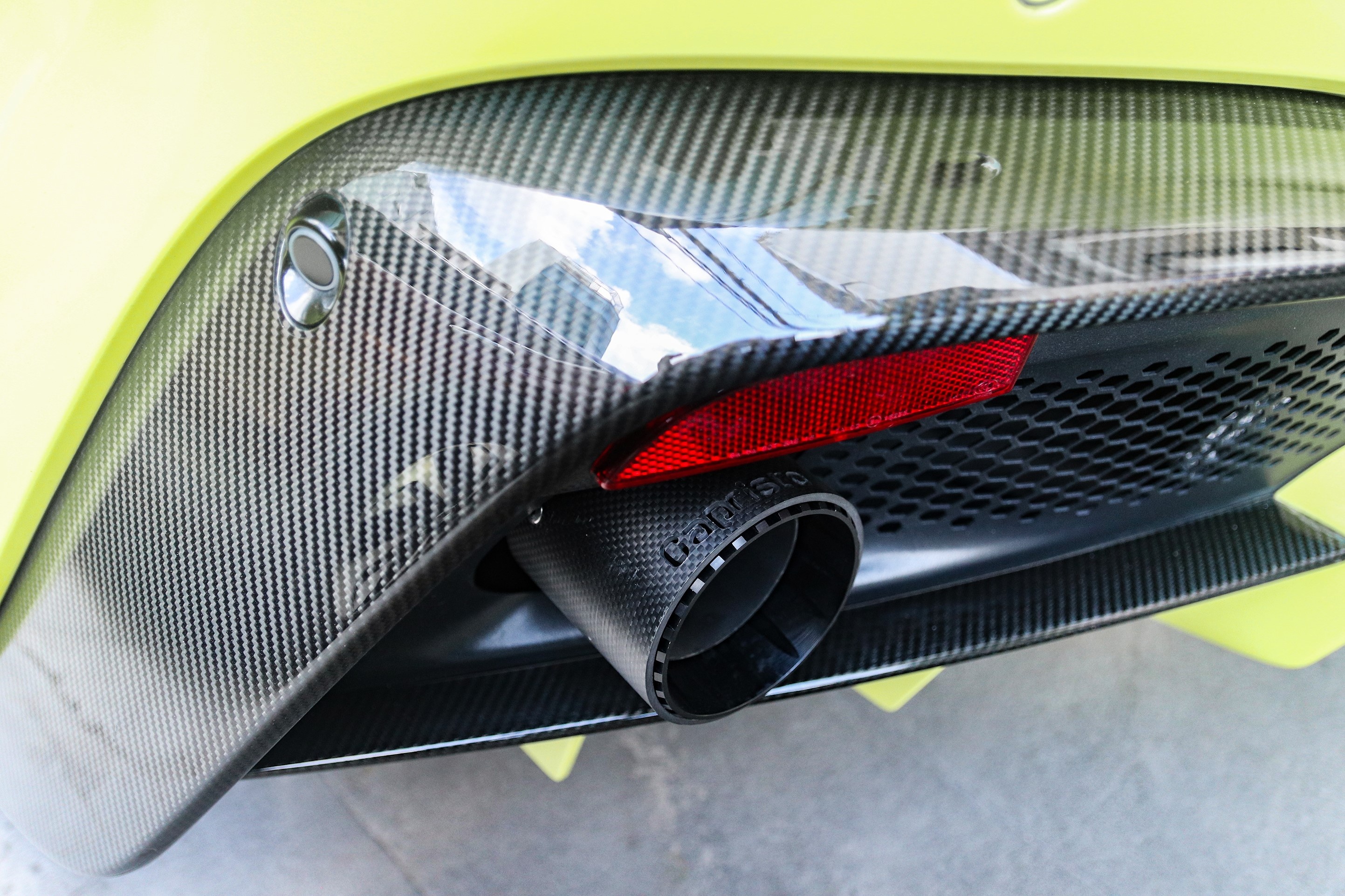 Aston Martin Vantage duoc nang cap goi do hang hieu anh 7