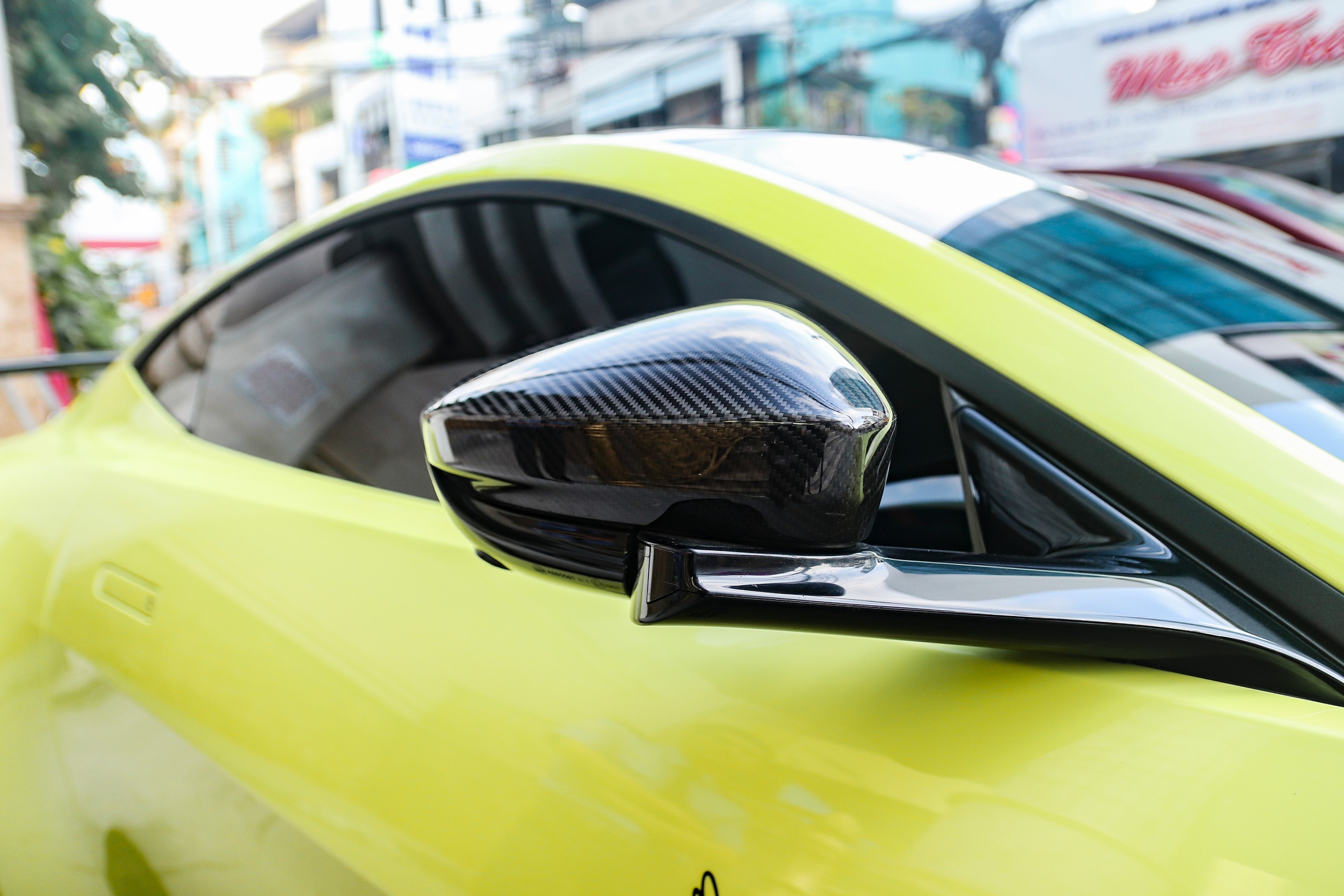 Aston Martin Vantage duoc nang cap goi do hang hieu anh 8