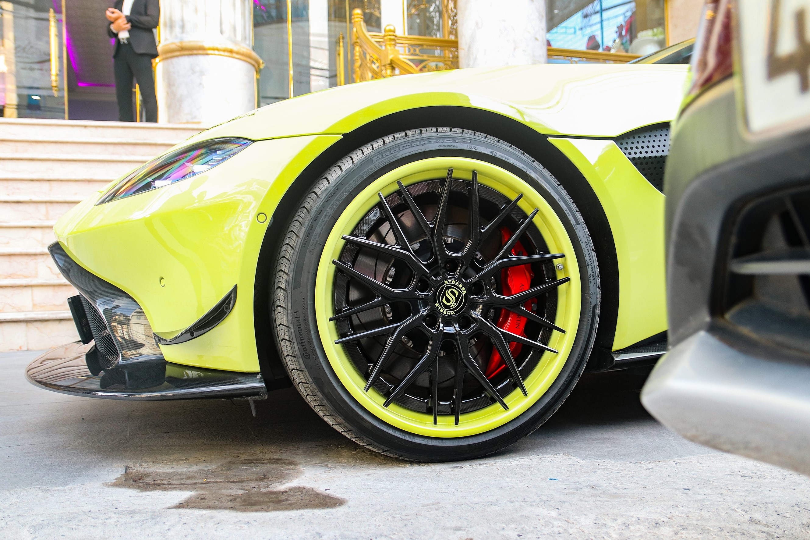 Aston Martin Vantage duoc nang cap goi do hang hieu anh 4