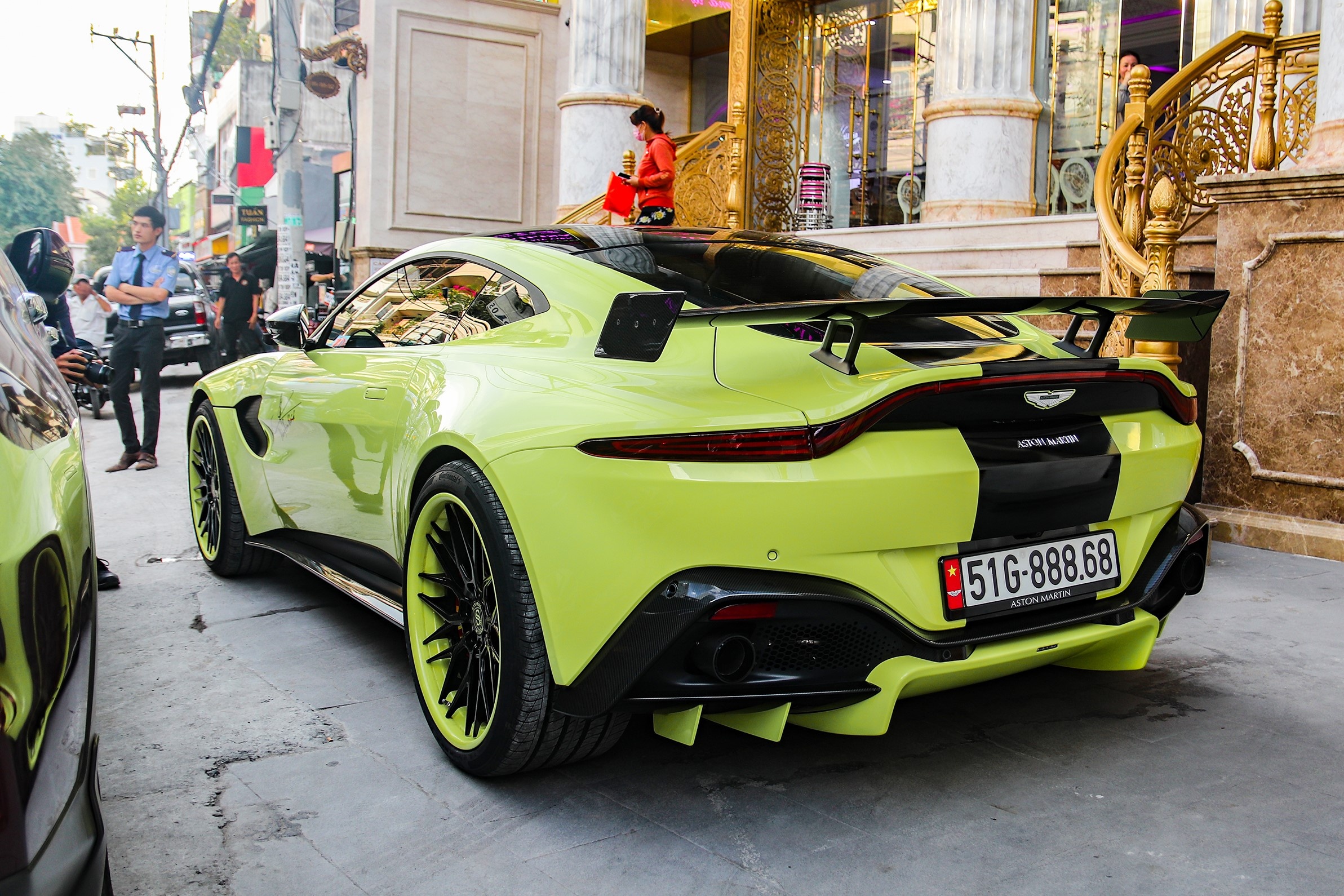 Aston Martin Vantage duoc nang cap goi do hang hieu anh 2