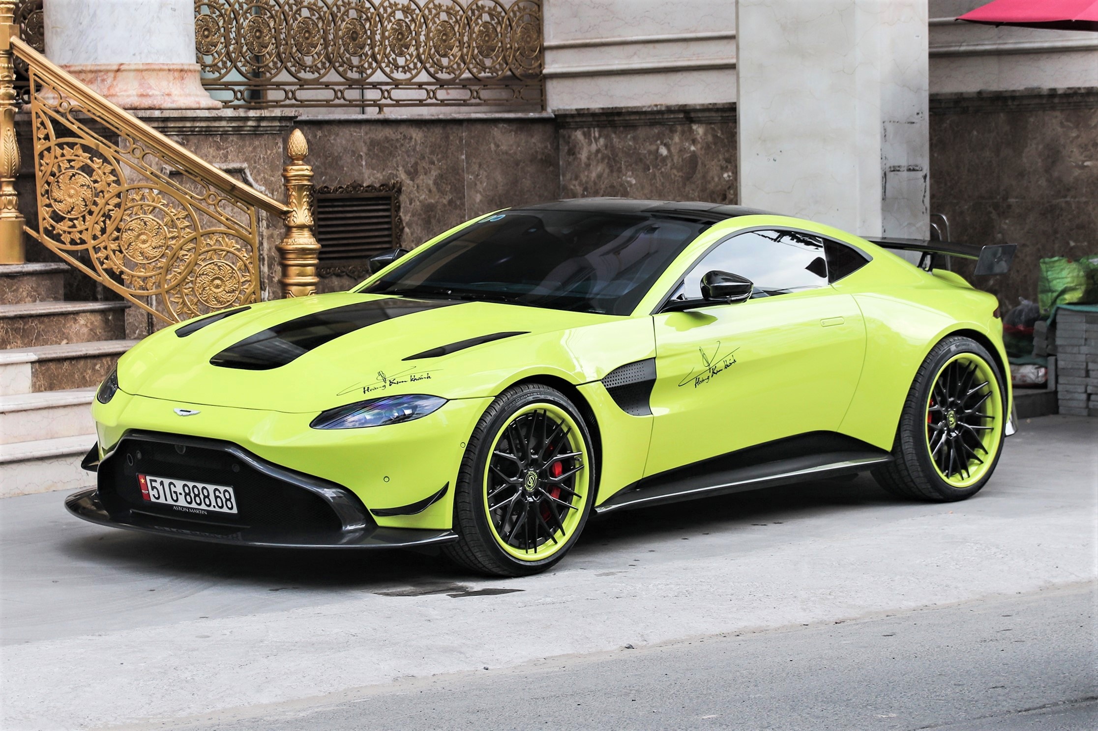 Aston Martin Vantage dau tien tai VN doi dien mao voi bo mam hang doc hinh anh