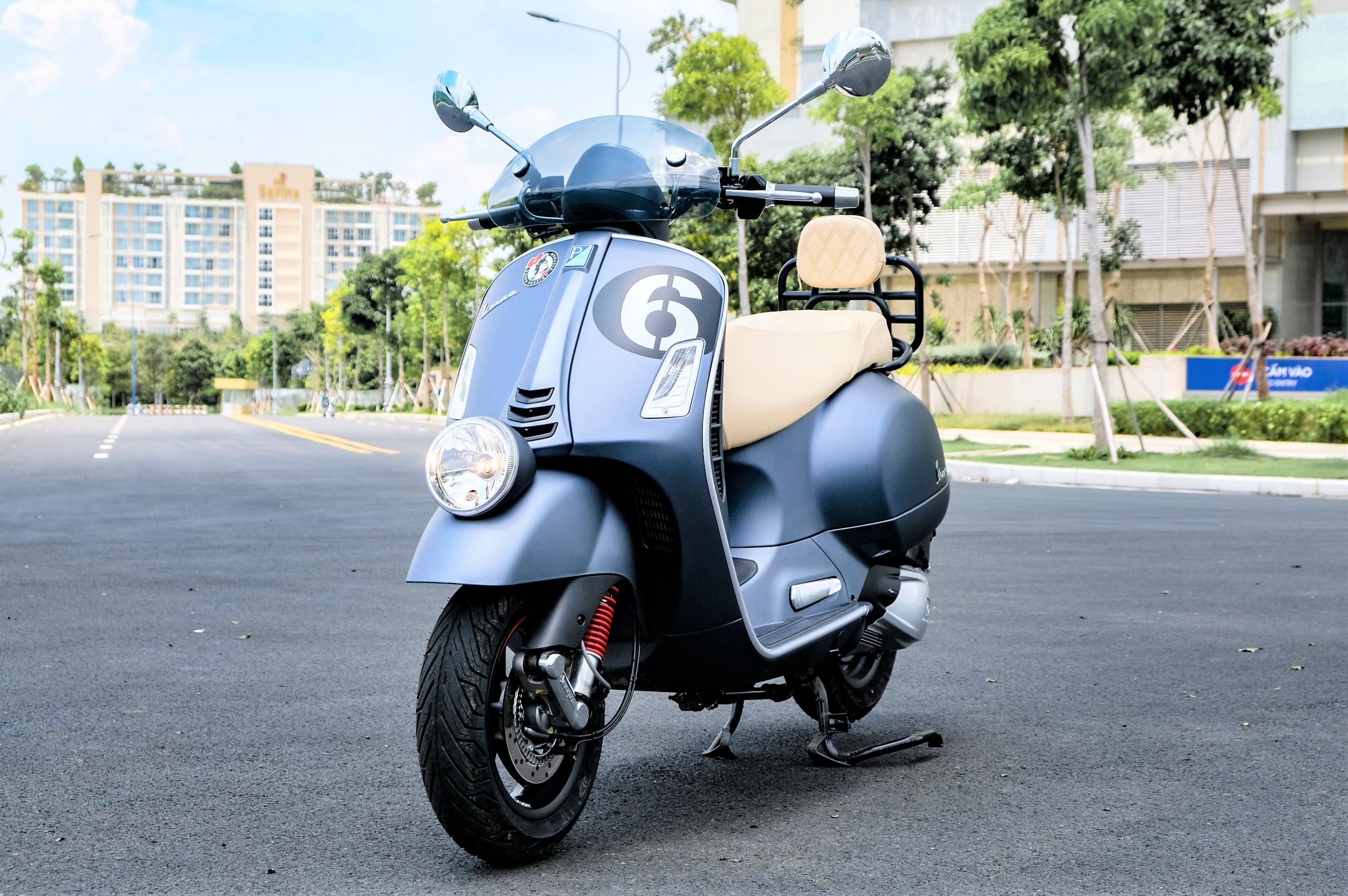 Chi tiet Vespa Sei Giorni II - dong co HPE 278 cc, gia 199 trieu dong hinh anh
