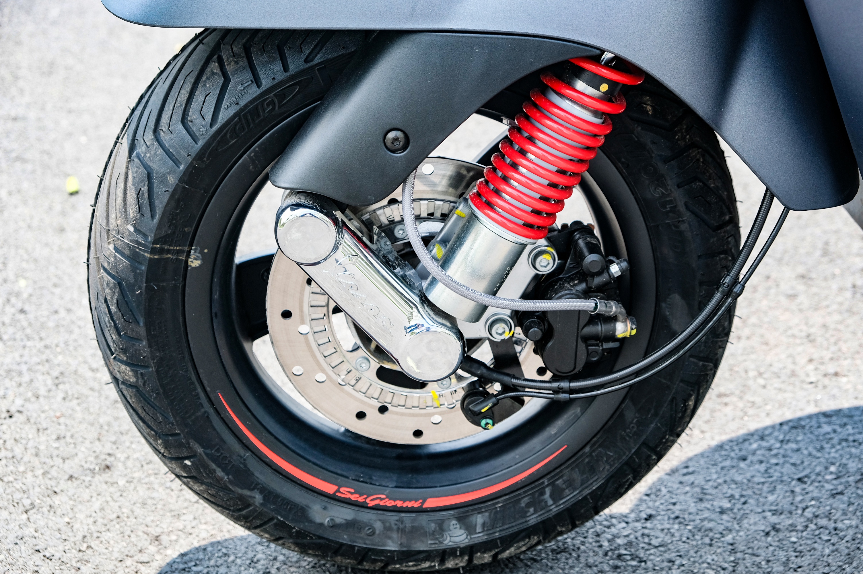 Vespa Sei Giorni II có gì hơn GTS Super Tech 300? ảnh 15 Vespa Sei Giorni II co gi hon GTS Super Tech 300? anh 15