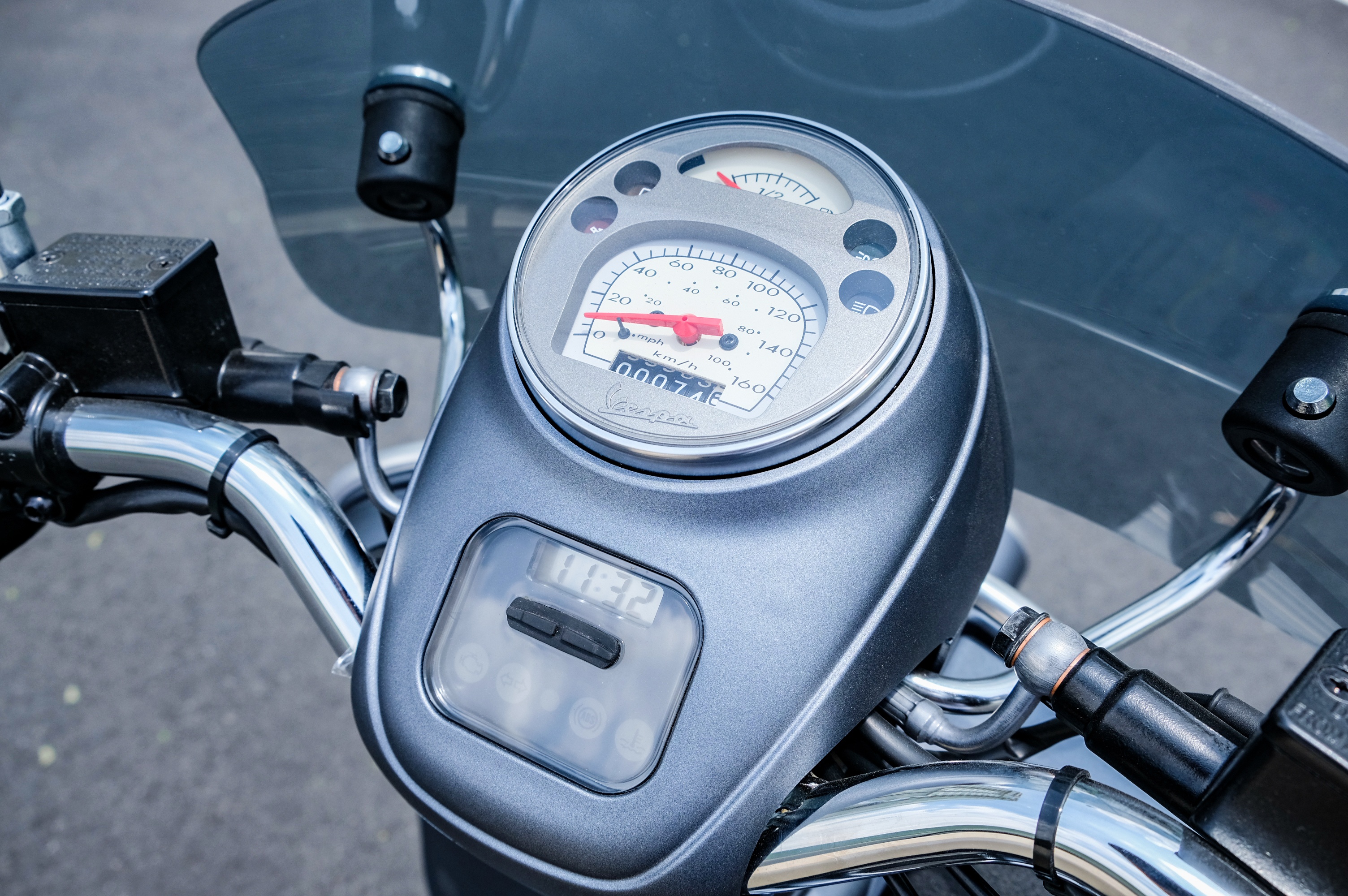 Vespa Sei Giorni II có gì hơn GTS Super Tech 300? ảnh 11 Vespa Sei Giorni II co gi hon GTS Super Tech 300? anh 11
