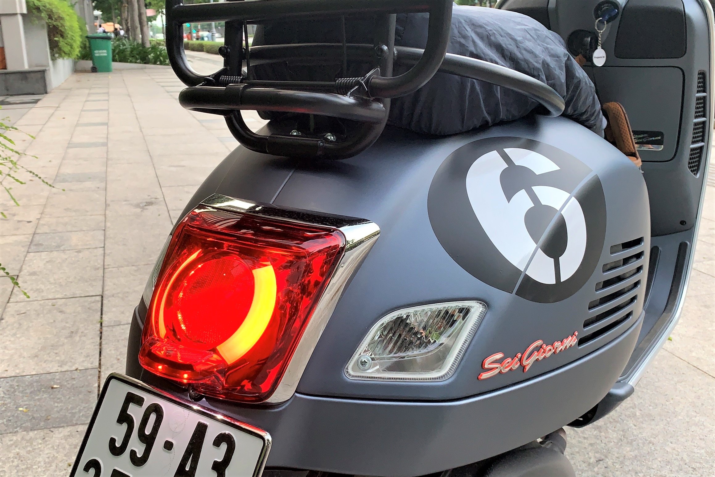 Vespa Sei Giorni II có gì hơn GTS Super Tech 300? ảnh 5 Vespa Sei Giorni II co gi hon GTS Super Tech 300? anh 5
