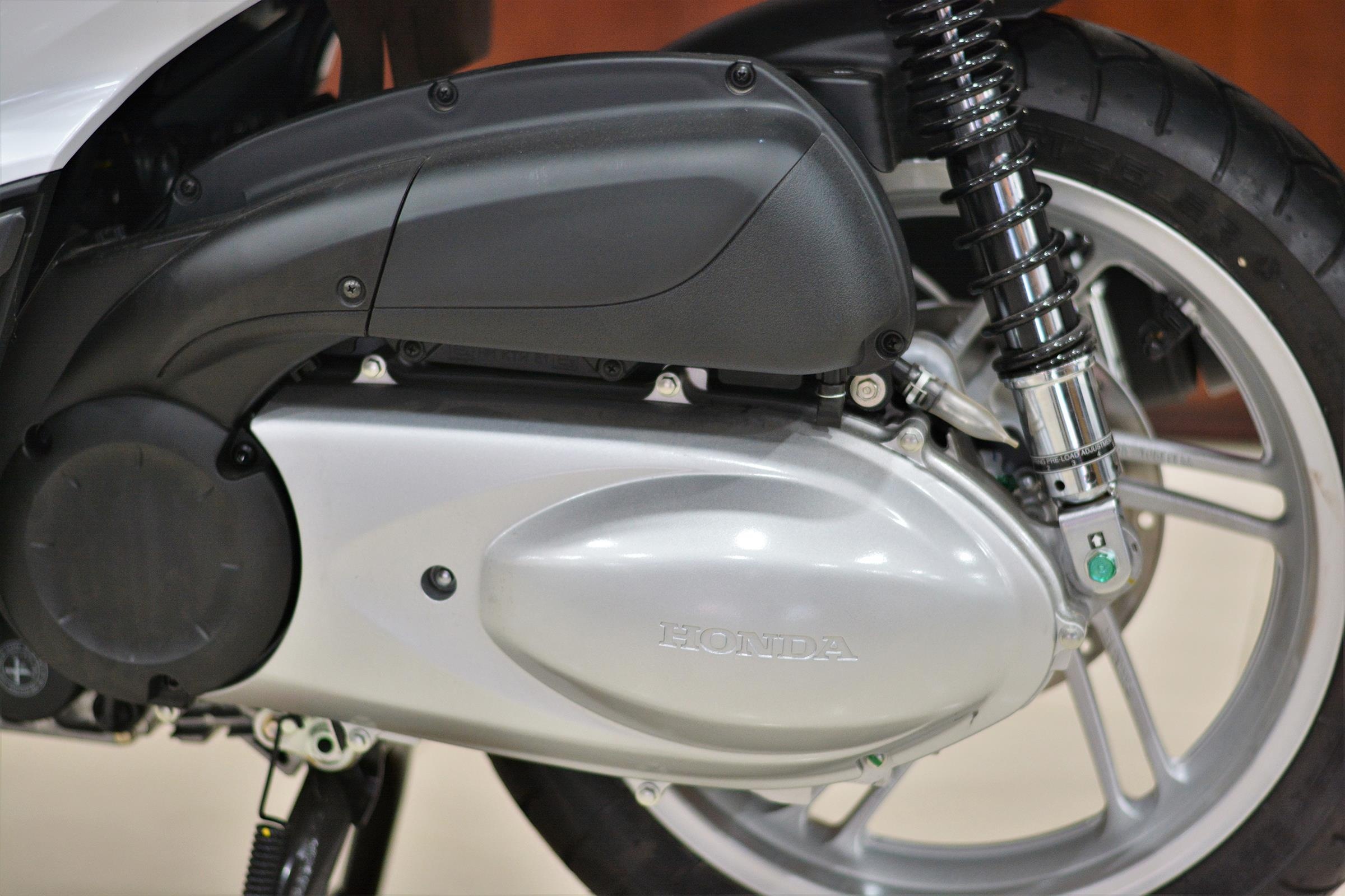 Vespa Sei Giorni II có đủ sức đe dọa Honda SH 300i ảnh 12 Vespa Sei Giorni II co du suc de doa Honda SH 300i anh 12