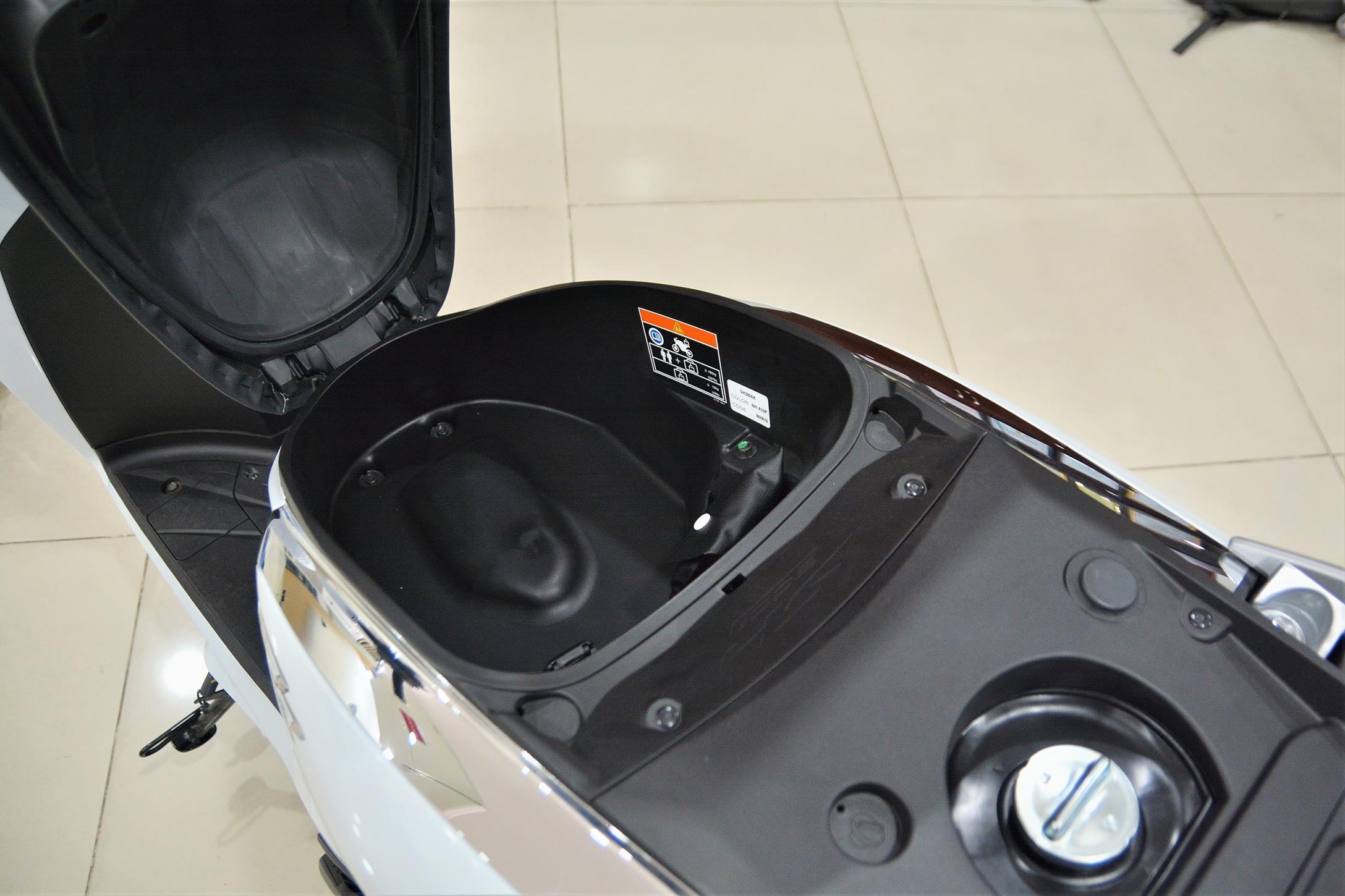 Vespa Sei Giorni II có đủ sức đe dọa Honda SH 300i ảnh 10 Vespa Sei Giorni II co du suc de doa Honda SH 300i anh 10