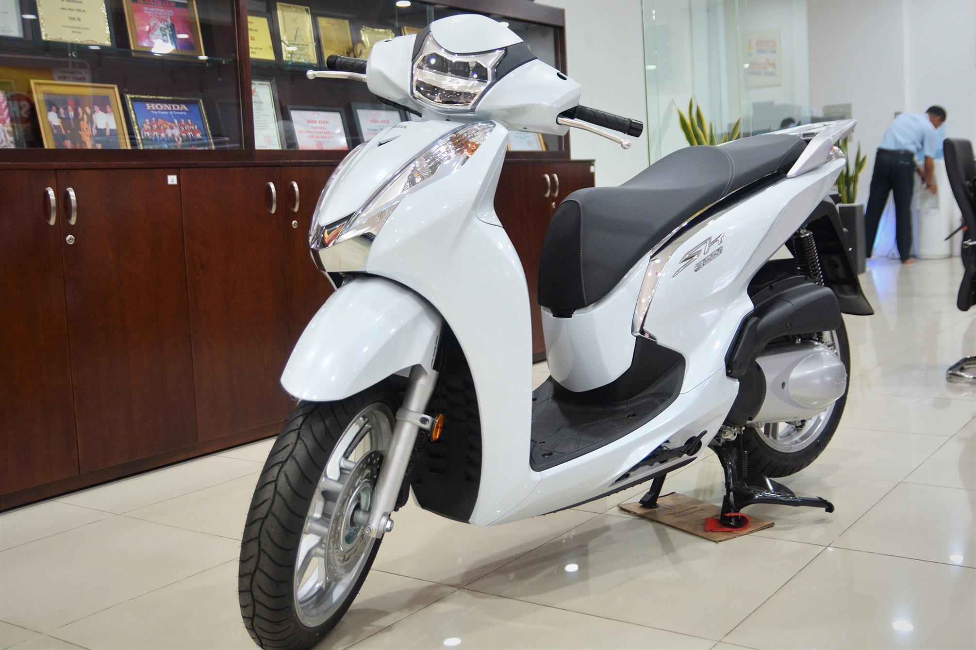 Vespa Sei Giorni II có đủ sức đe dọa Honda SH 300i ảnh 2 Vespa Sei Giorni II co du suc de doa Honda SH 300i anh 2