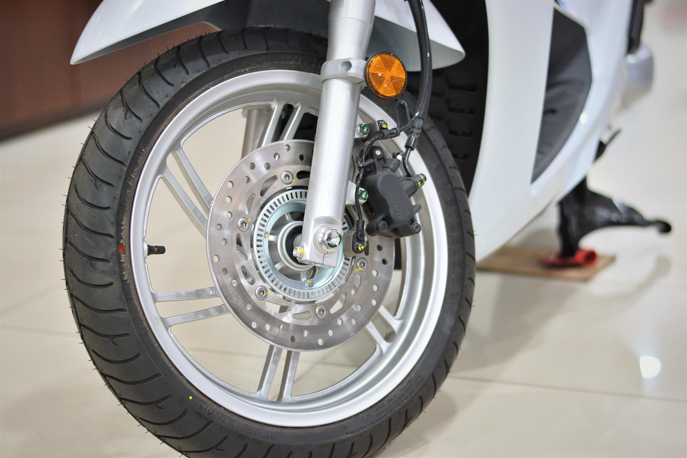 Vespa Sei Giorni II có đủ sức đe dọa Honda SH 300i ảnh 8 Vespa Sei Giorni II co du suc de doa Honda SH 300i anh 8