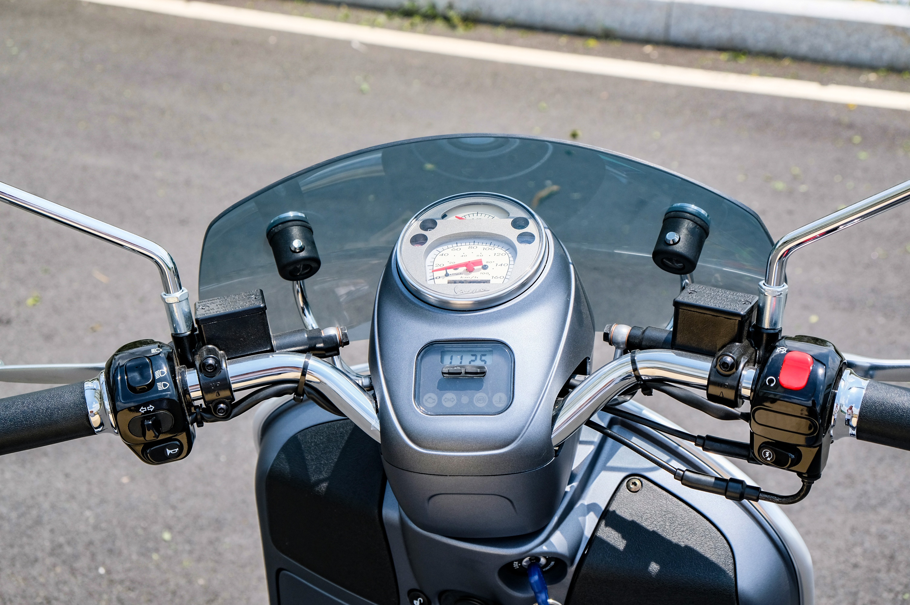 Vespa Sei Giorni II có đủ sức đe dọa Honda SH 300i ảnh 13 Vespa Sei Giorni II co du suc de doa Honda SH 300i anh 13