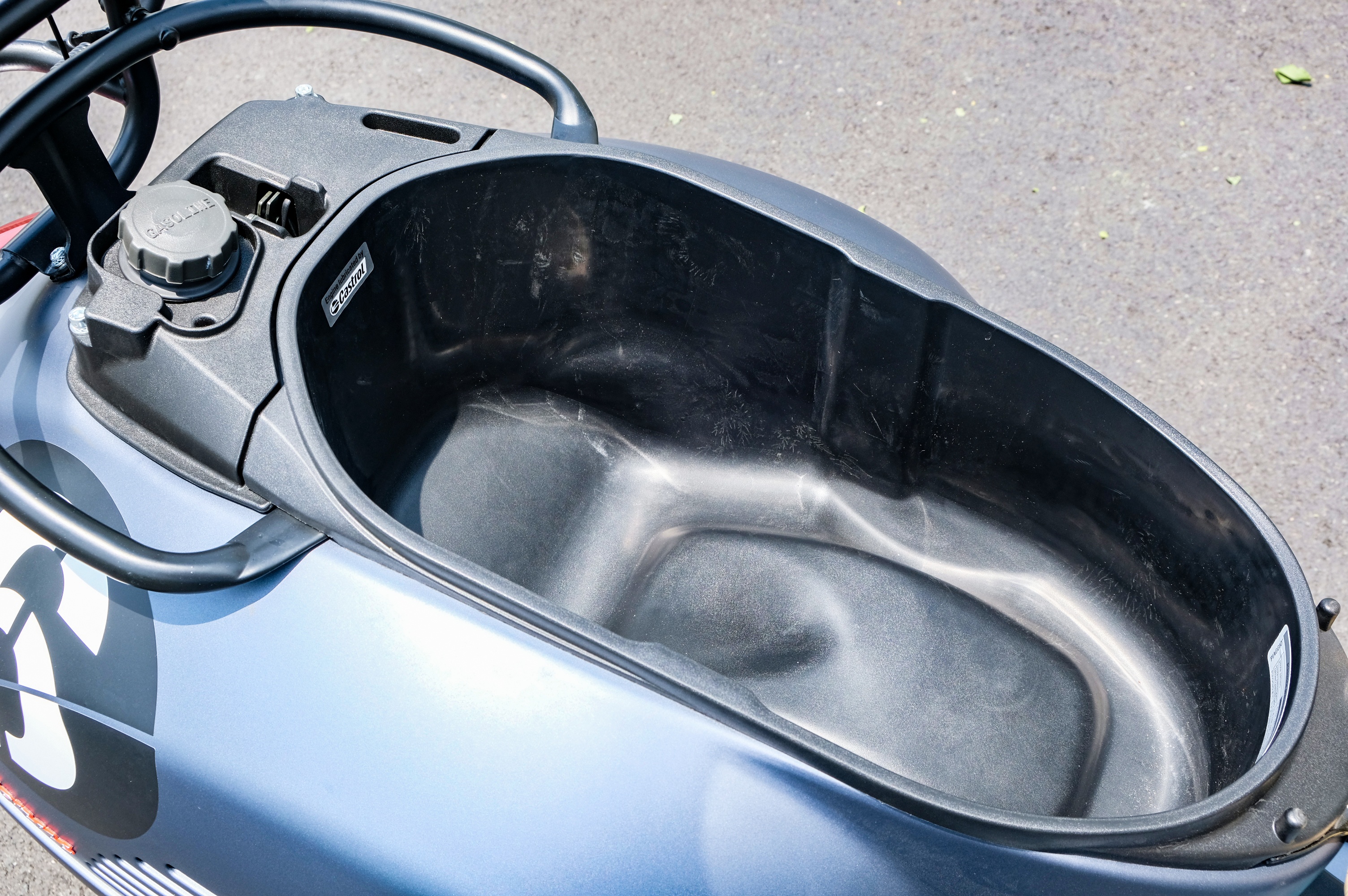 Vespa Sei Giorni II có đủ sức đe dọa Honda SH 300i ảnh 9 Vespa Sei Giorni II co du suc de doa Honda SH 300i anh 9