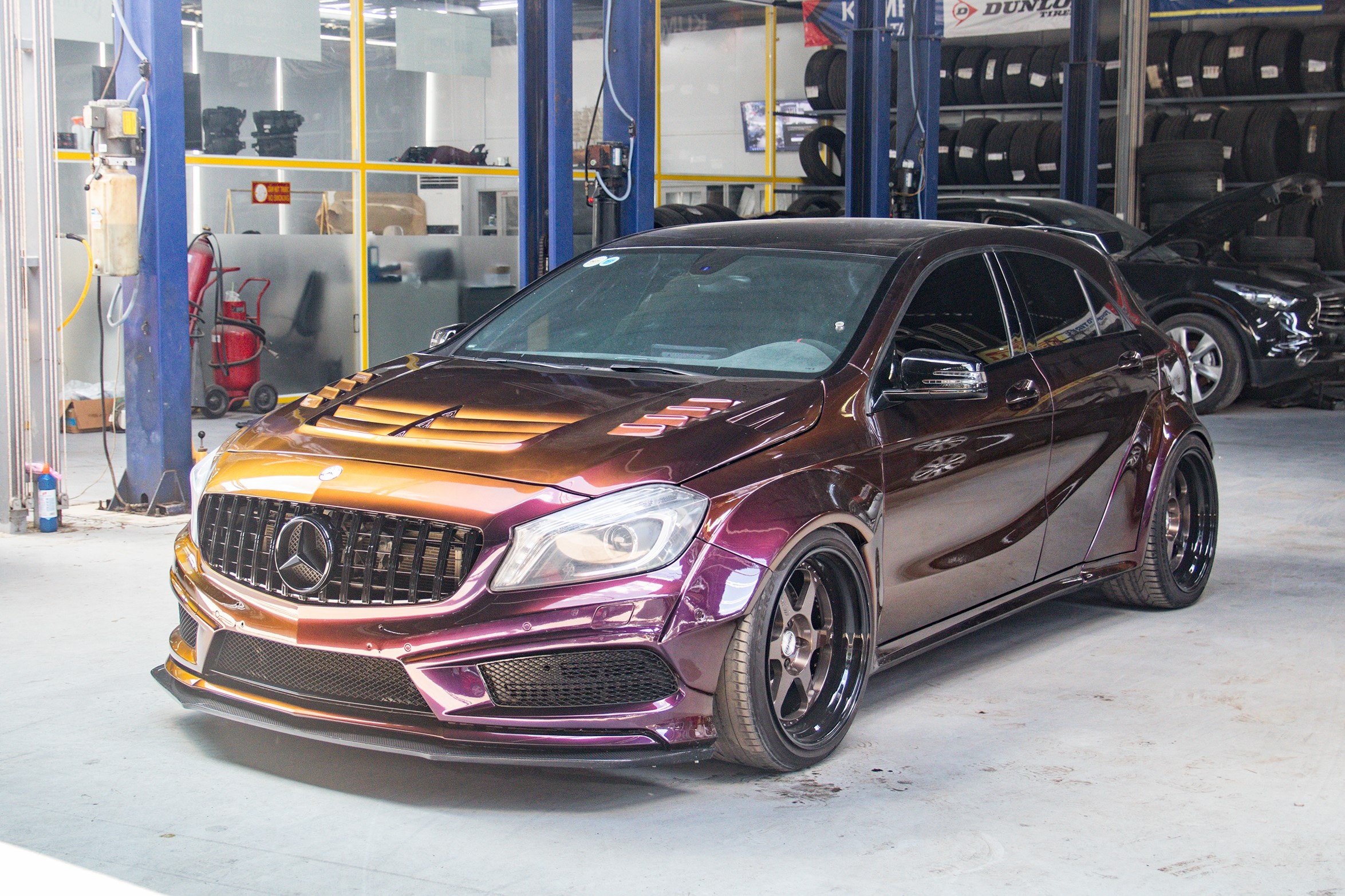 Mercedes-AMG A 45 do mau son chuyen sac anh 1