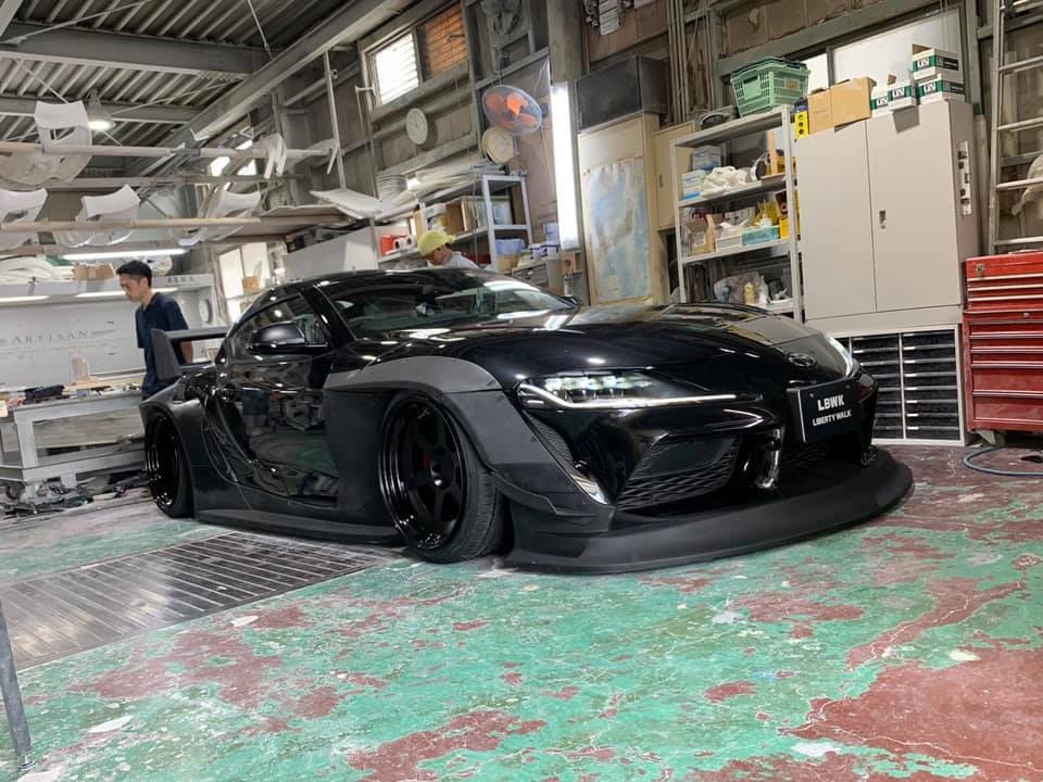 Toyota Supra voi goi do than rong danh tieng Liberty Walk anh 5